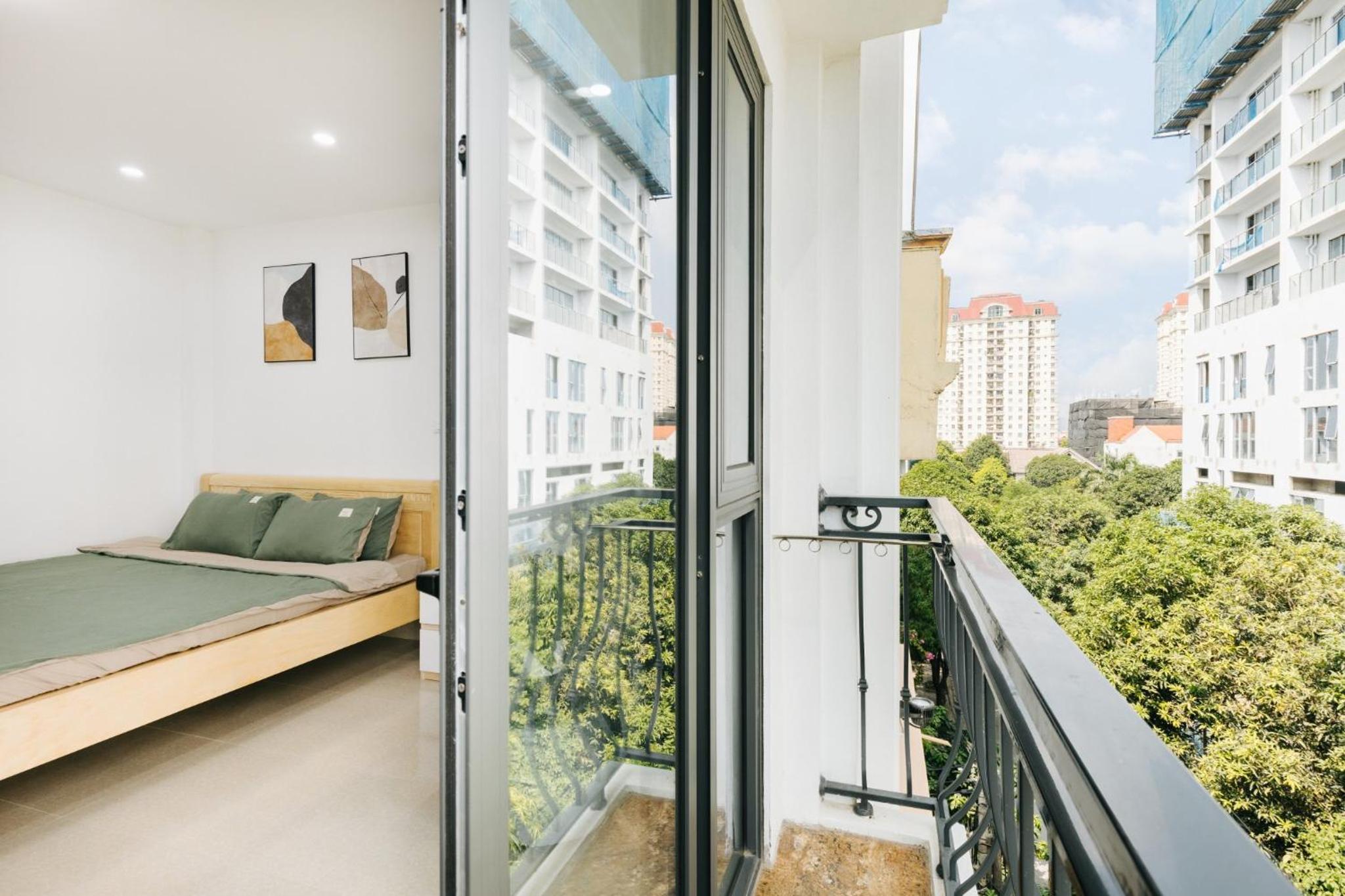 9 LIGHT APARTMENT
