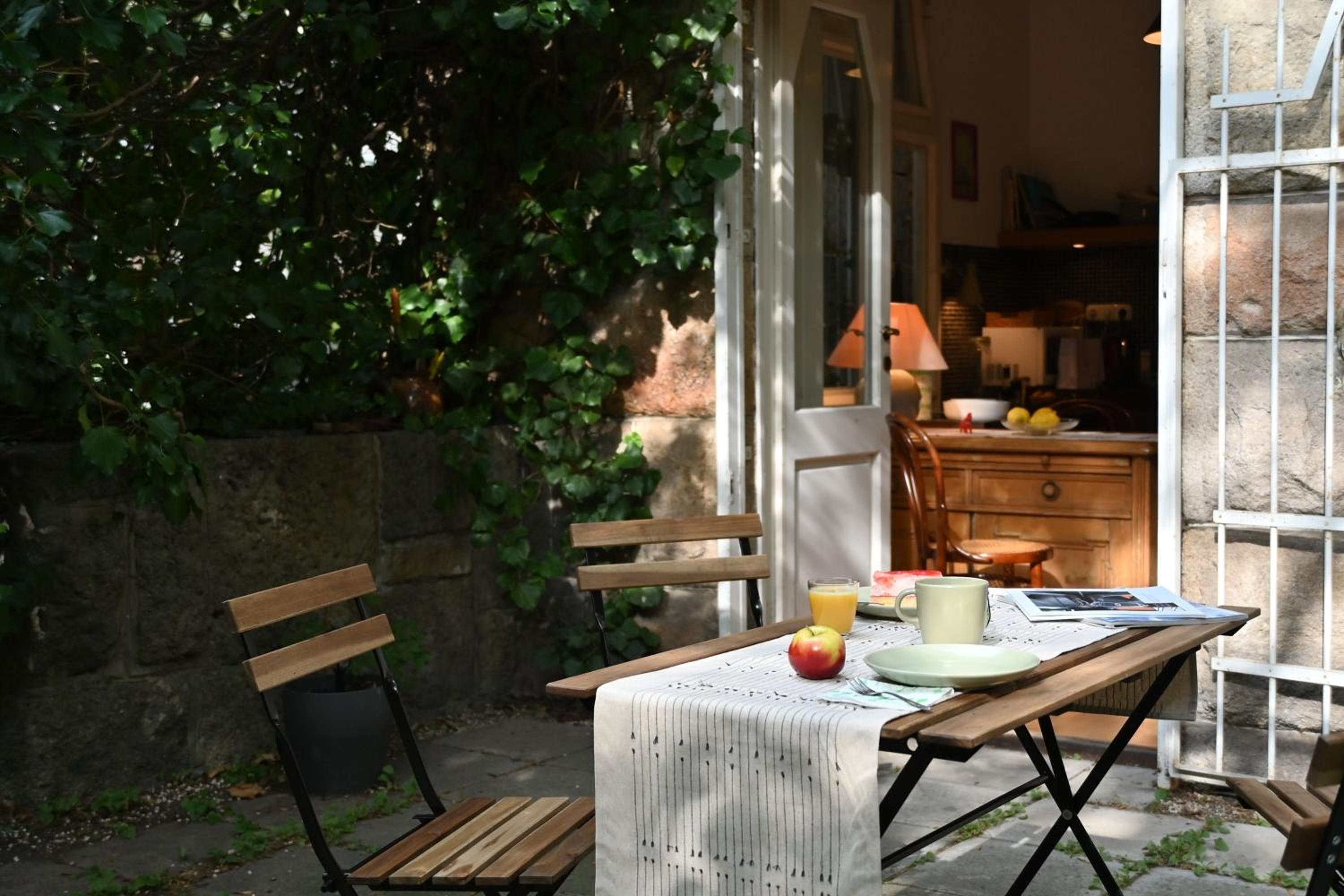 Hotel Quiet Haven in the Middle of the City - Image 1