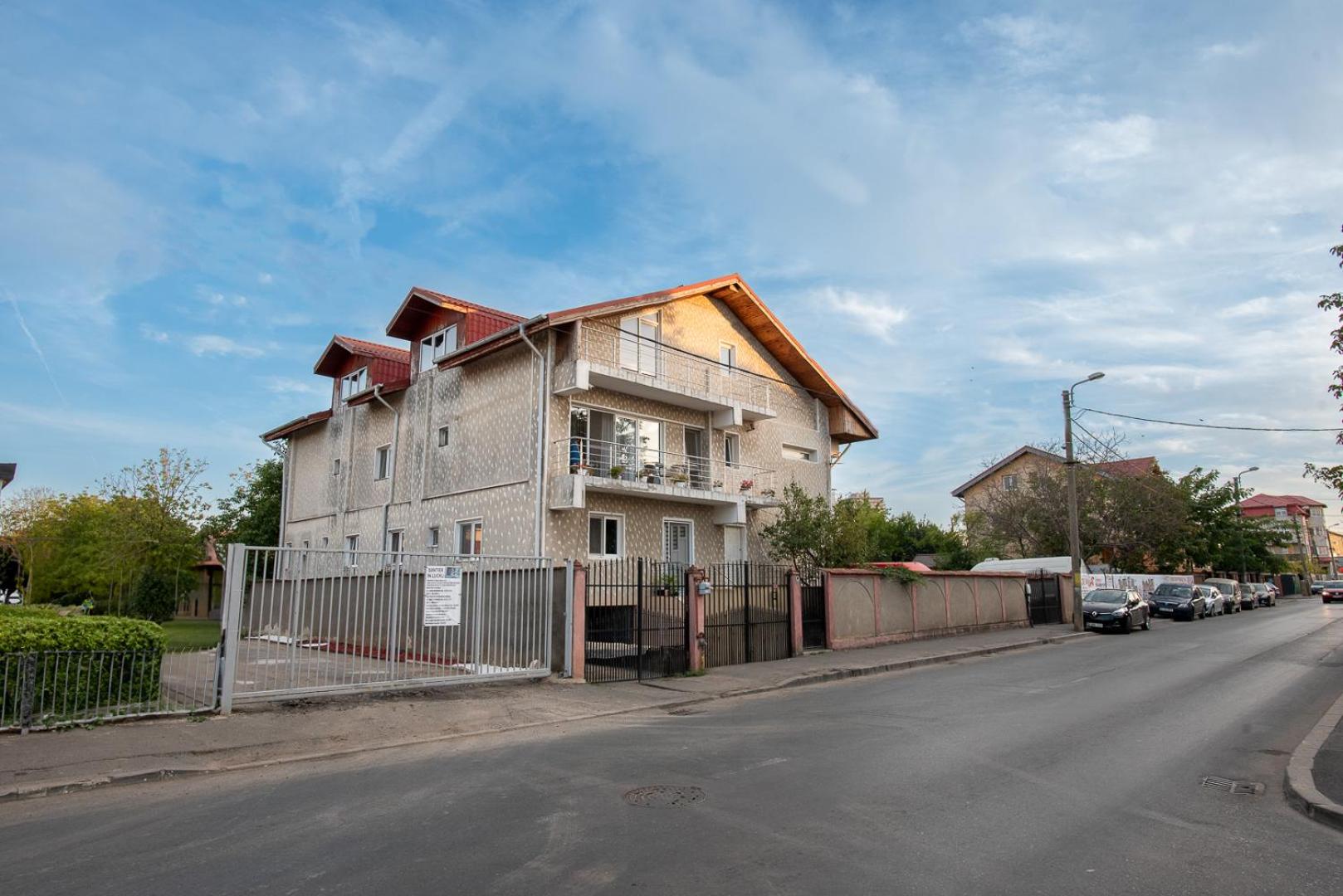 5 Bedrooms Luxury Apartment Villa