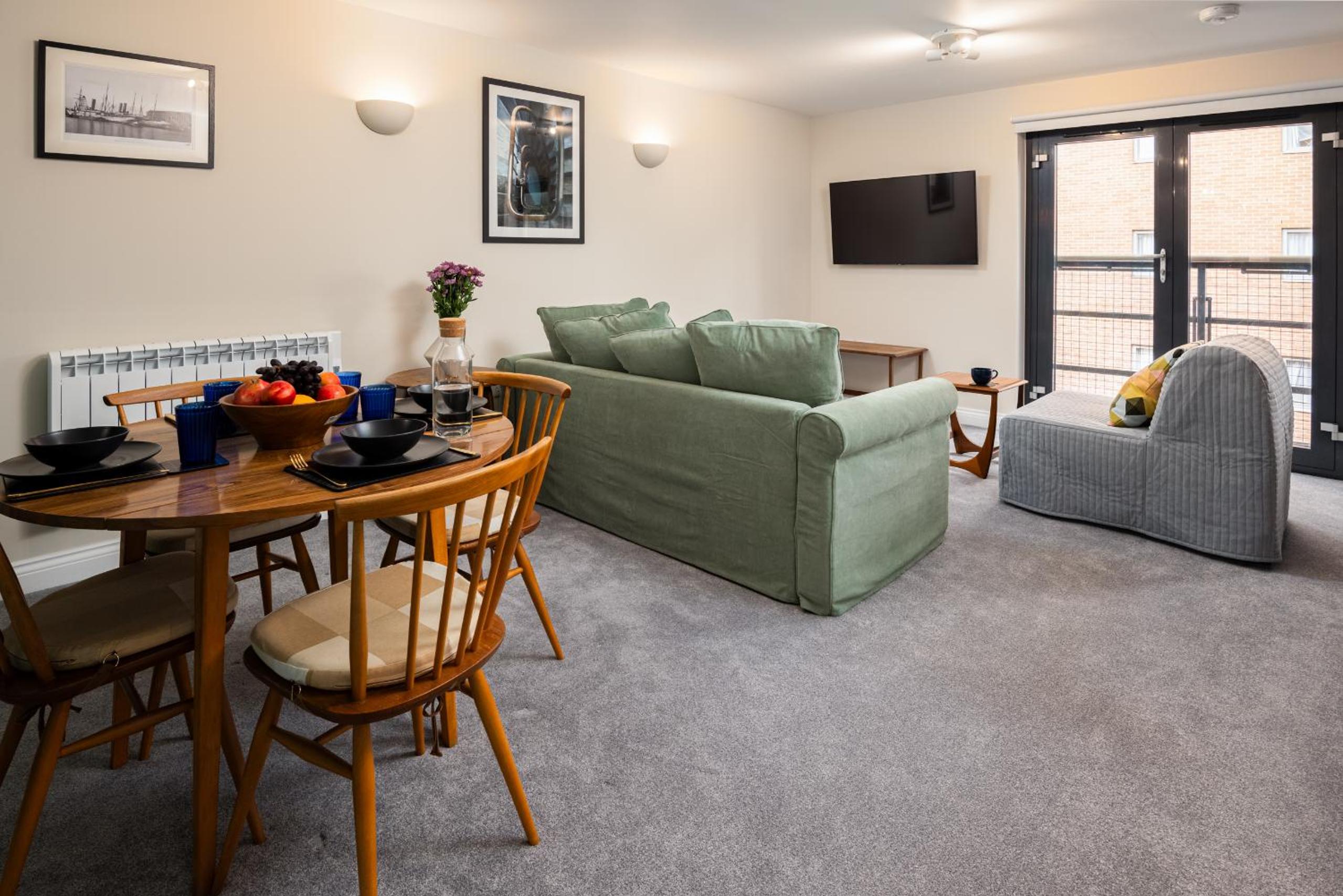 Modern 2 Bedroom Apartment with Parking by At Hem view 2