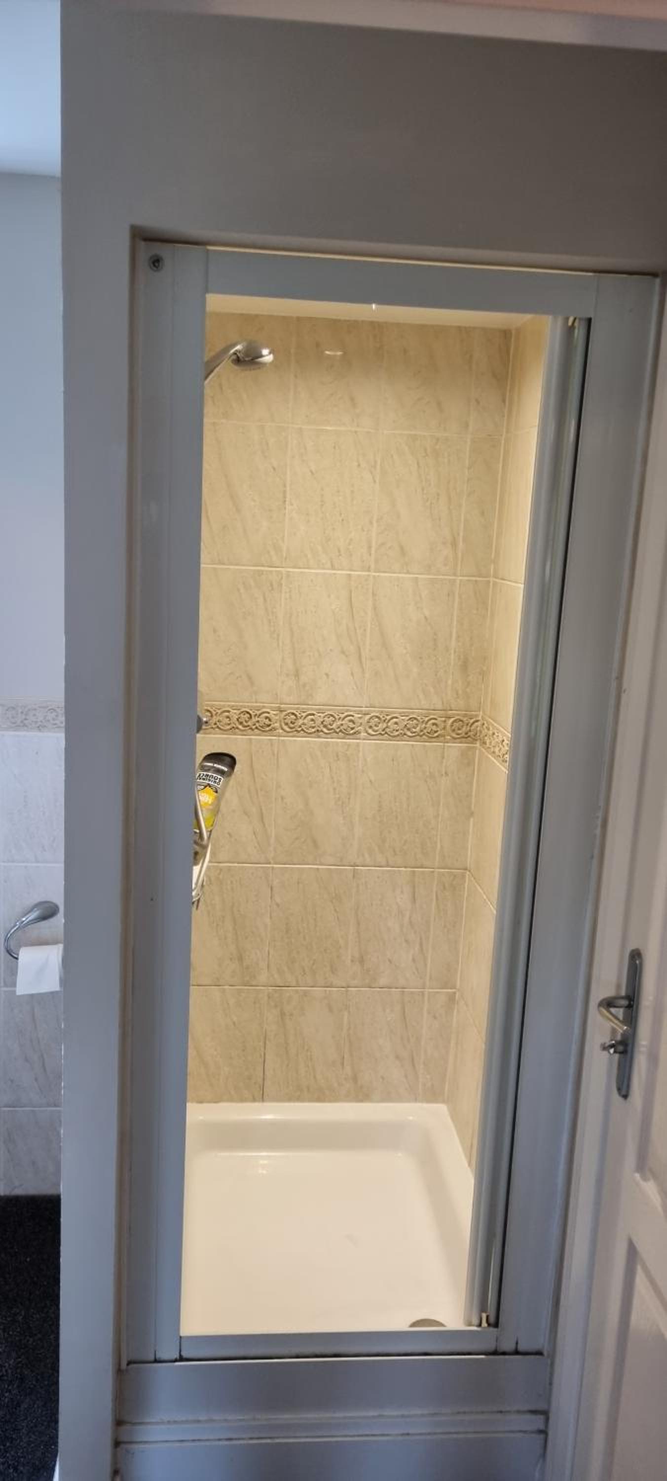 Swindon 6 deluxe doubles 2 with en suite in large house - No Pets view 5