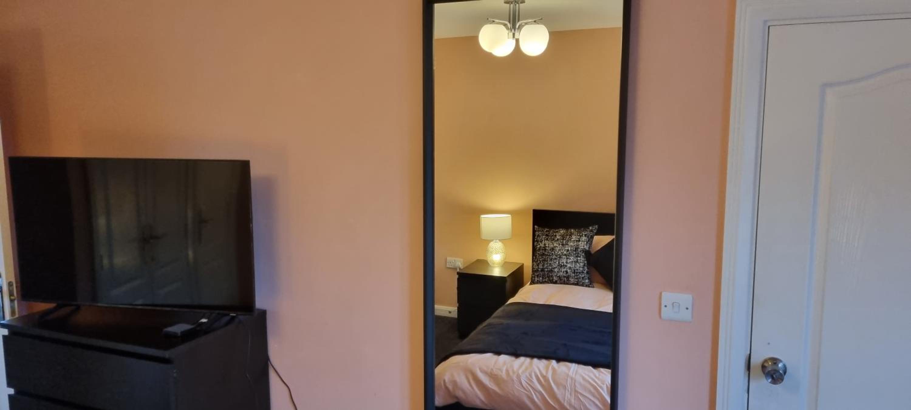 Swindon 6 deluxe doubles 2 with en suite in large house - No Pets view 4