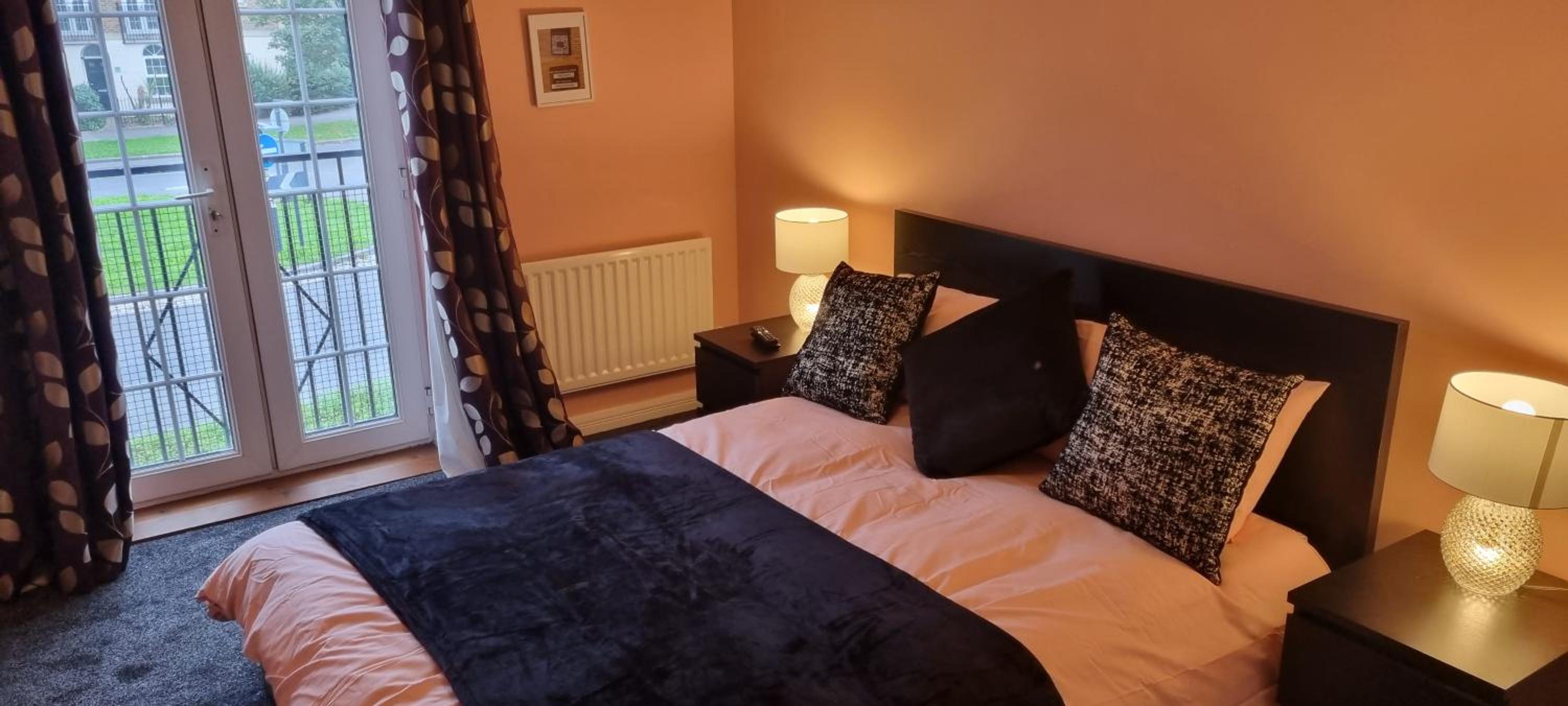 Swindon 6 deluxe doubles 2 with en suite in large house - No Pets view 3