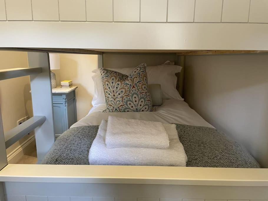 Farnham Vacations - Cottage 2, Northbrook Park, Farnham-up to 6 adults - Property Image 5
