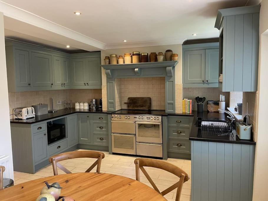 Farnham Vacations - Cottage 2, Northbrook Park, Farnham-up to 6 adults - Property Image 3