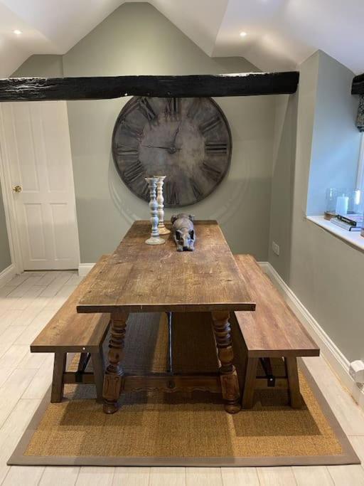 Holly Cottage, 2, Northbrook Park, Farnham-up to 6 adults view 4
