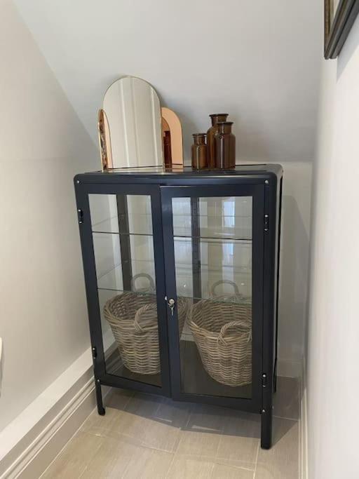 Holly Cottage, 2, Northbrook Park, Farnham-up to 6 adults view 5