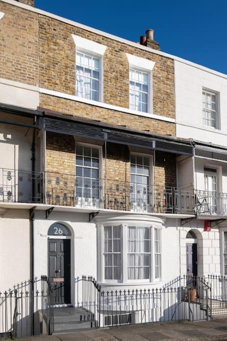 The Nomad House - Sea Views Overlooking the Square
