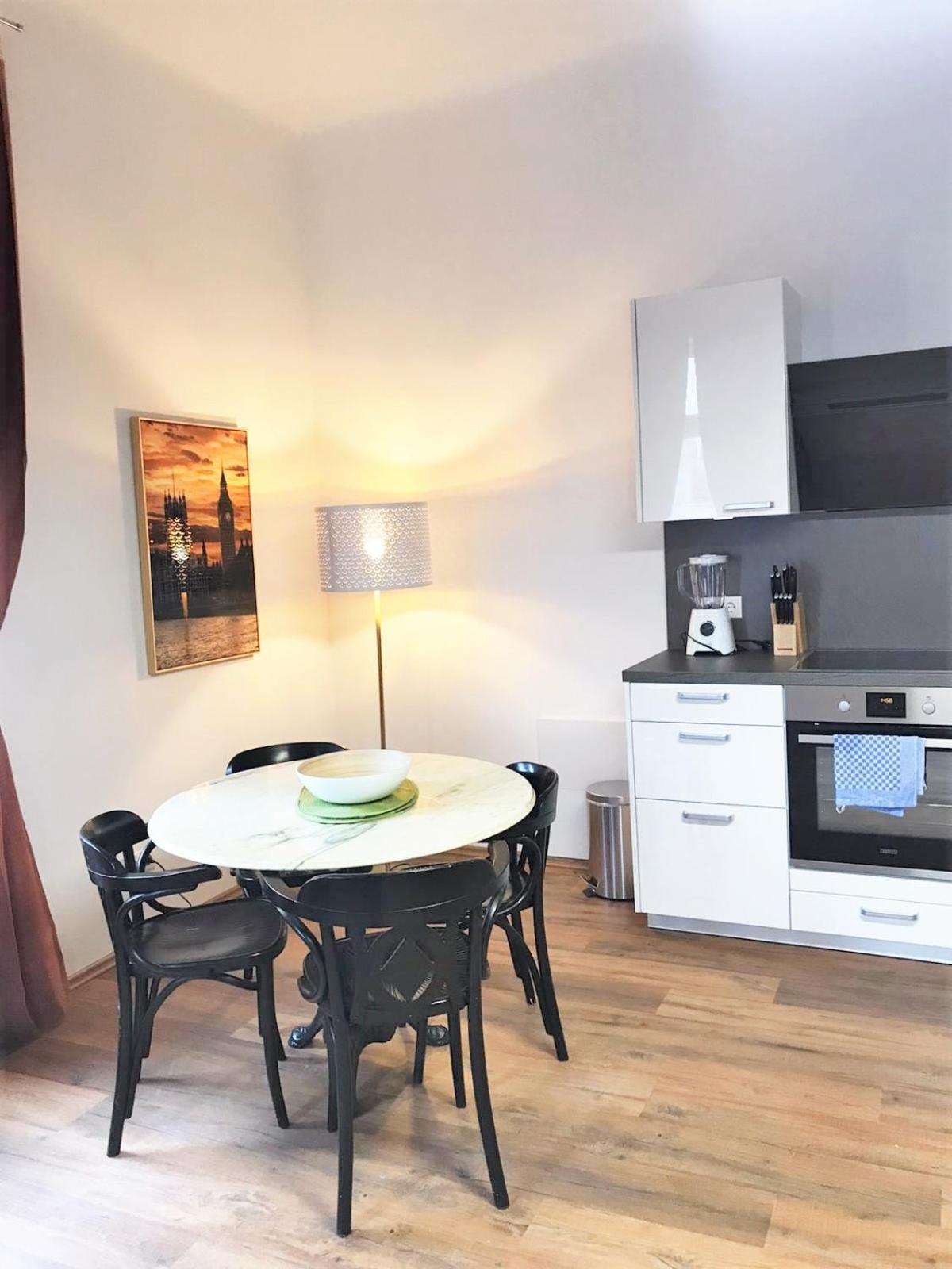 Studio & Apartments near Reumannplatz