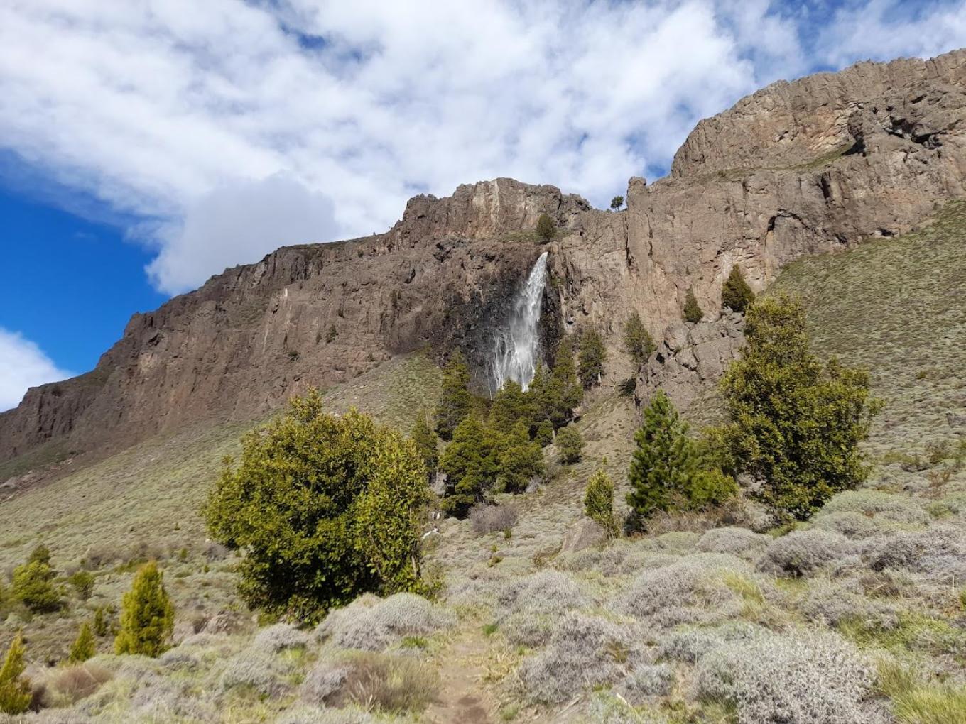 Mini Casa en la montaña con vista a la CASCADA- Andes Alquileres