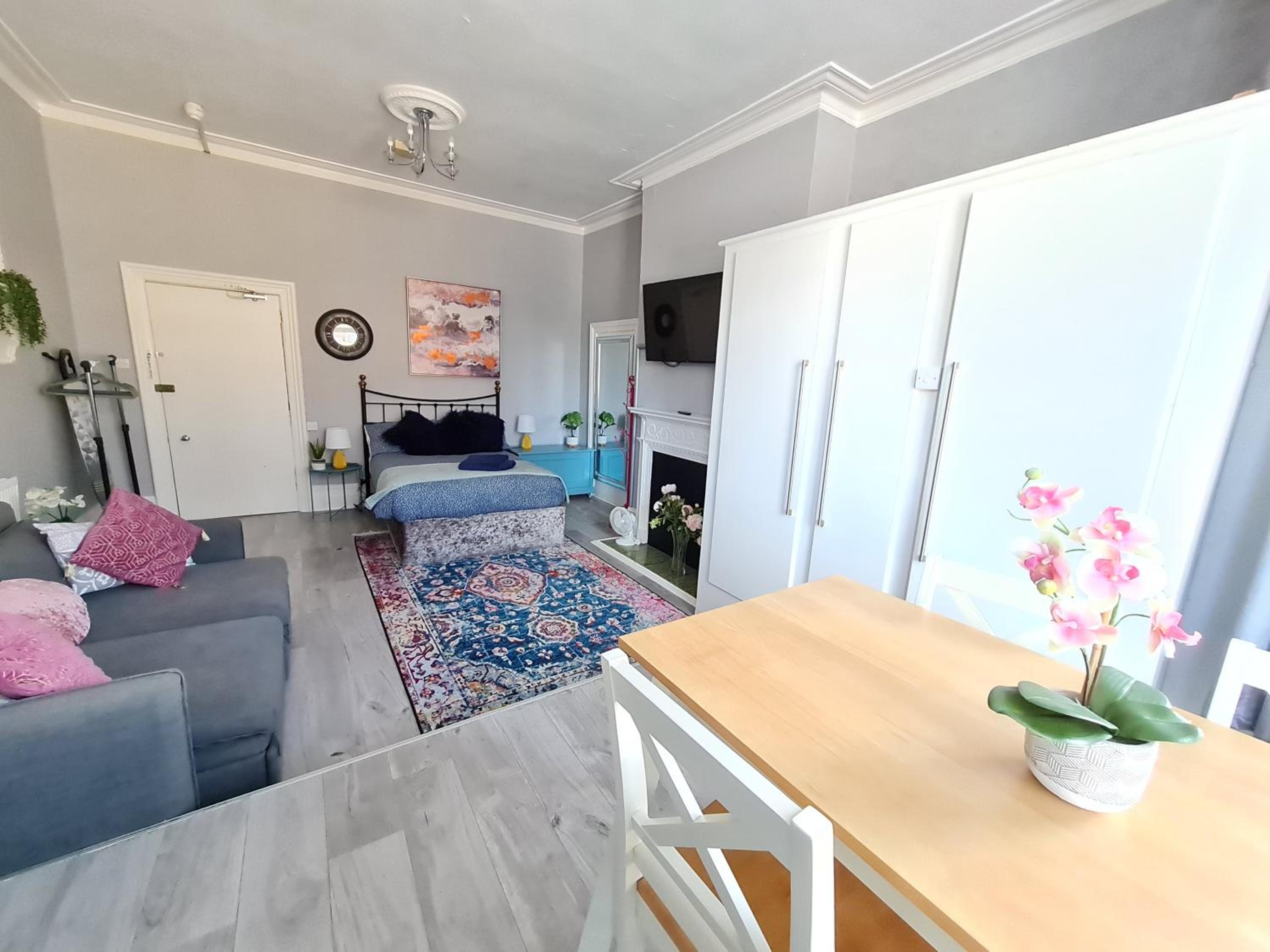 Colourful Studio - West Cliff Location - Stones Throw from the Beach! view 2