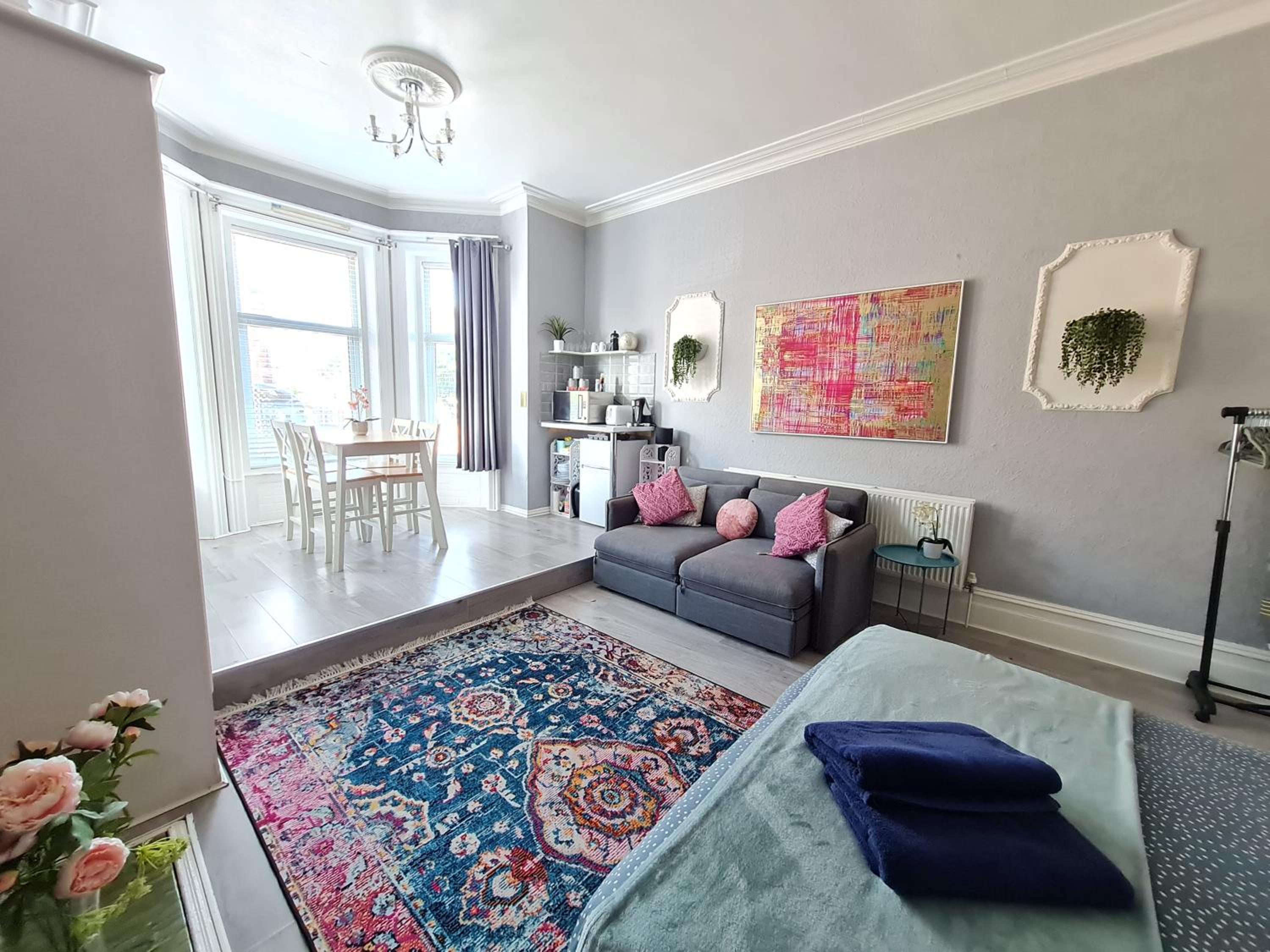 Colourful Studio - West Cliff Location - Stones Throw from the Beach! view 3