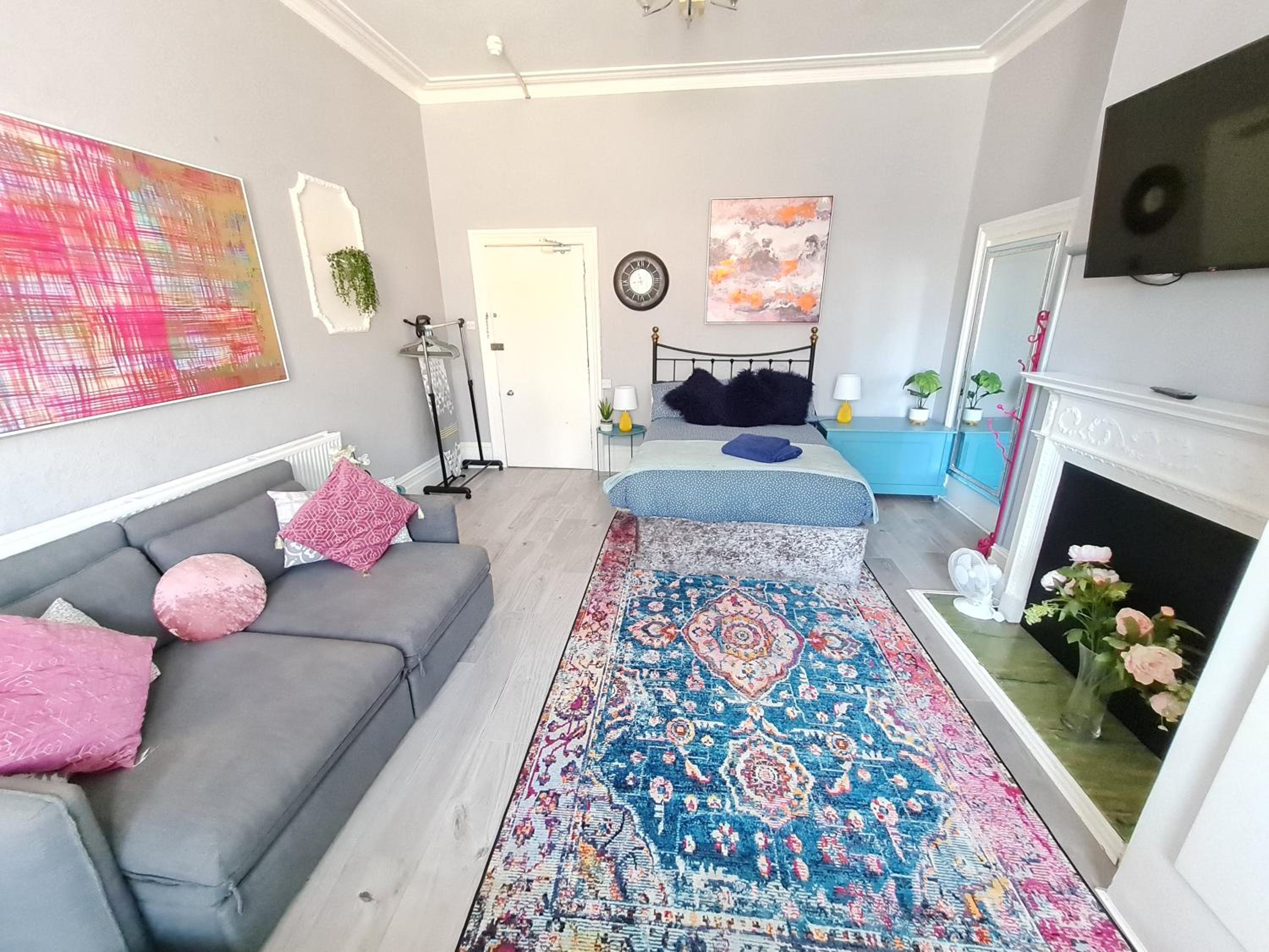 Colourful Studio - West Cliff Location - Stones Throw from the Beach! view 4