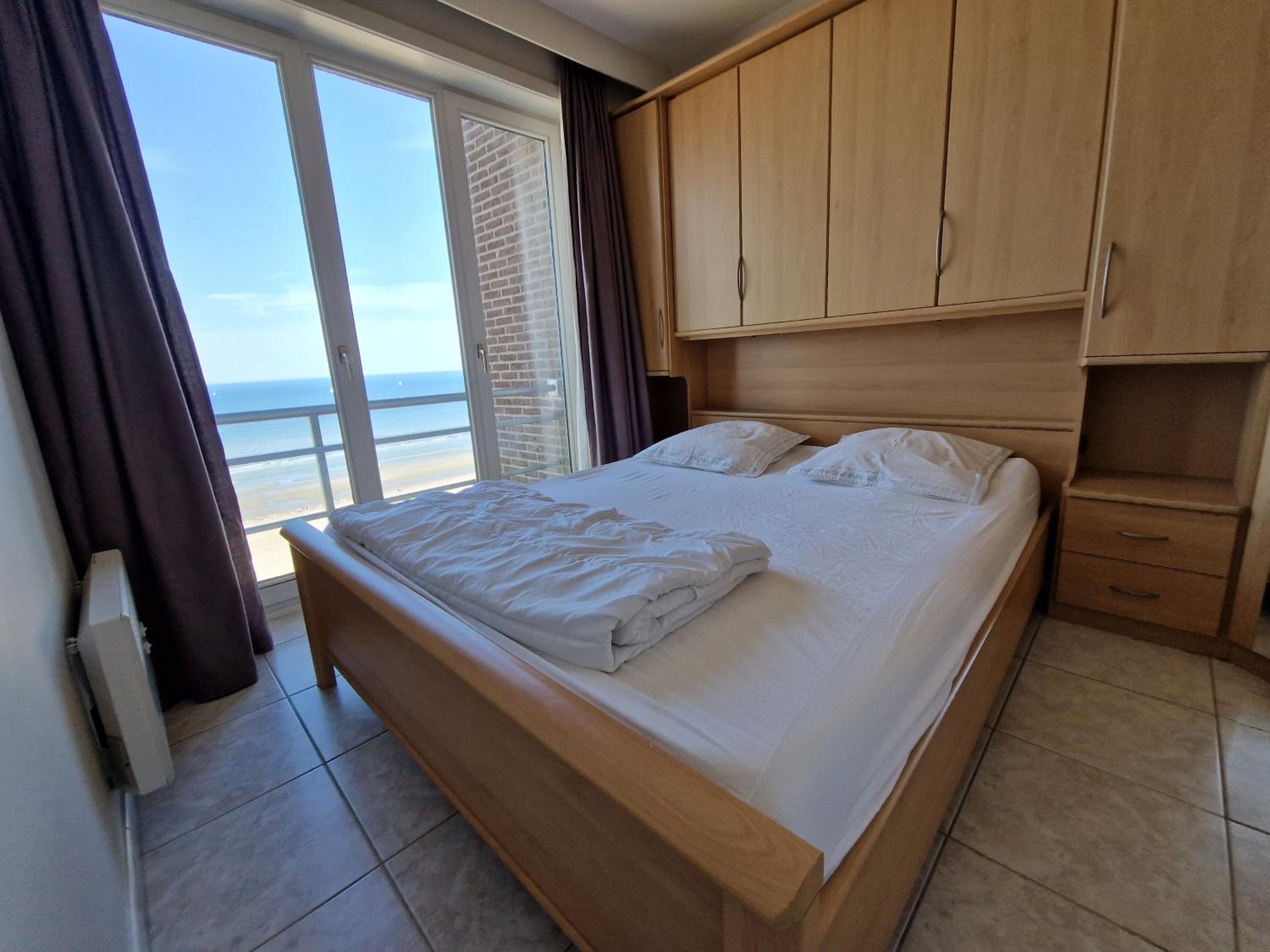 Premium Holidays - Scorpio in front of the sea of Nieuwpoort