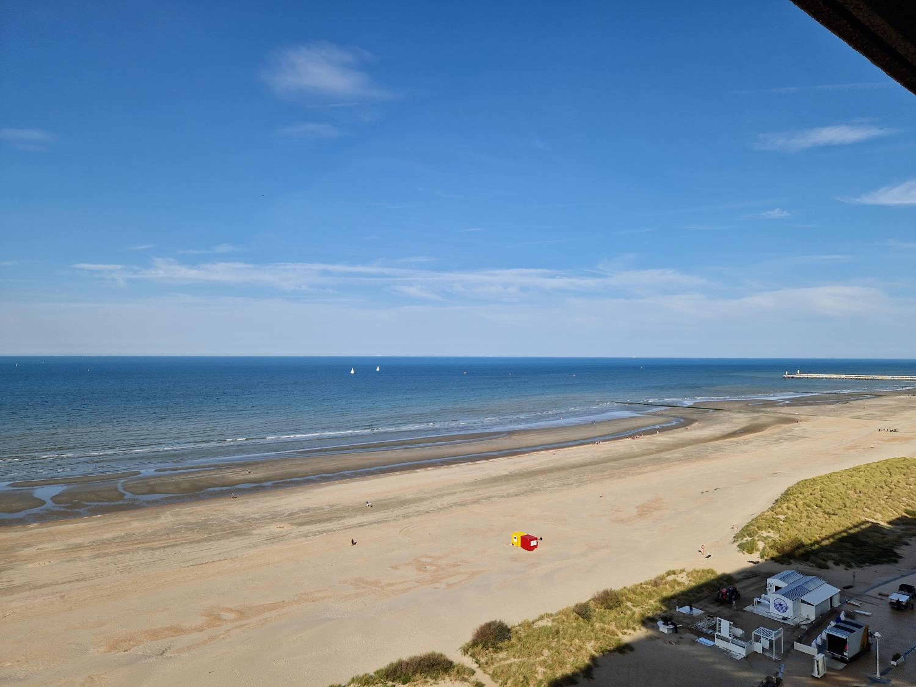 Premium Holidays - Scorpio in front of the sea of Nieuwpoort