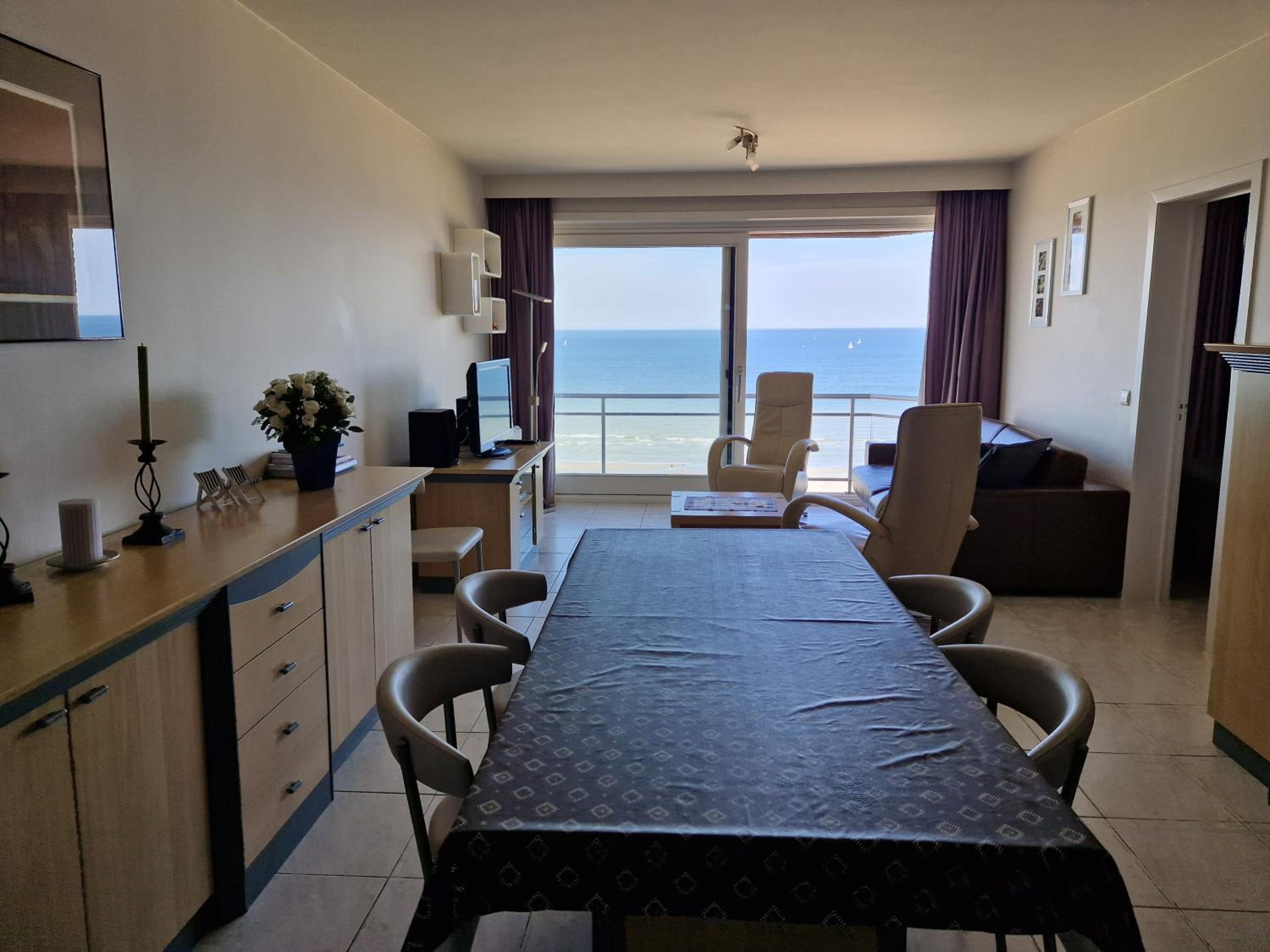 Premium Holidays - Scorpio in front of the sea of Nieuwpoort
