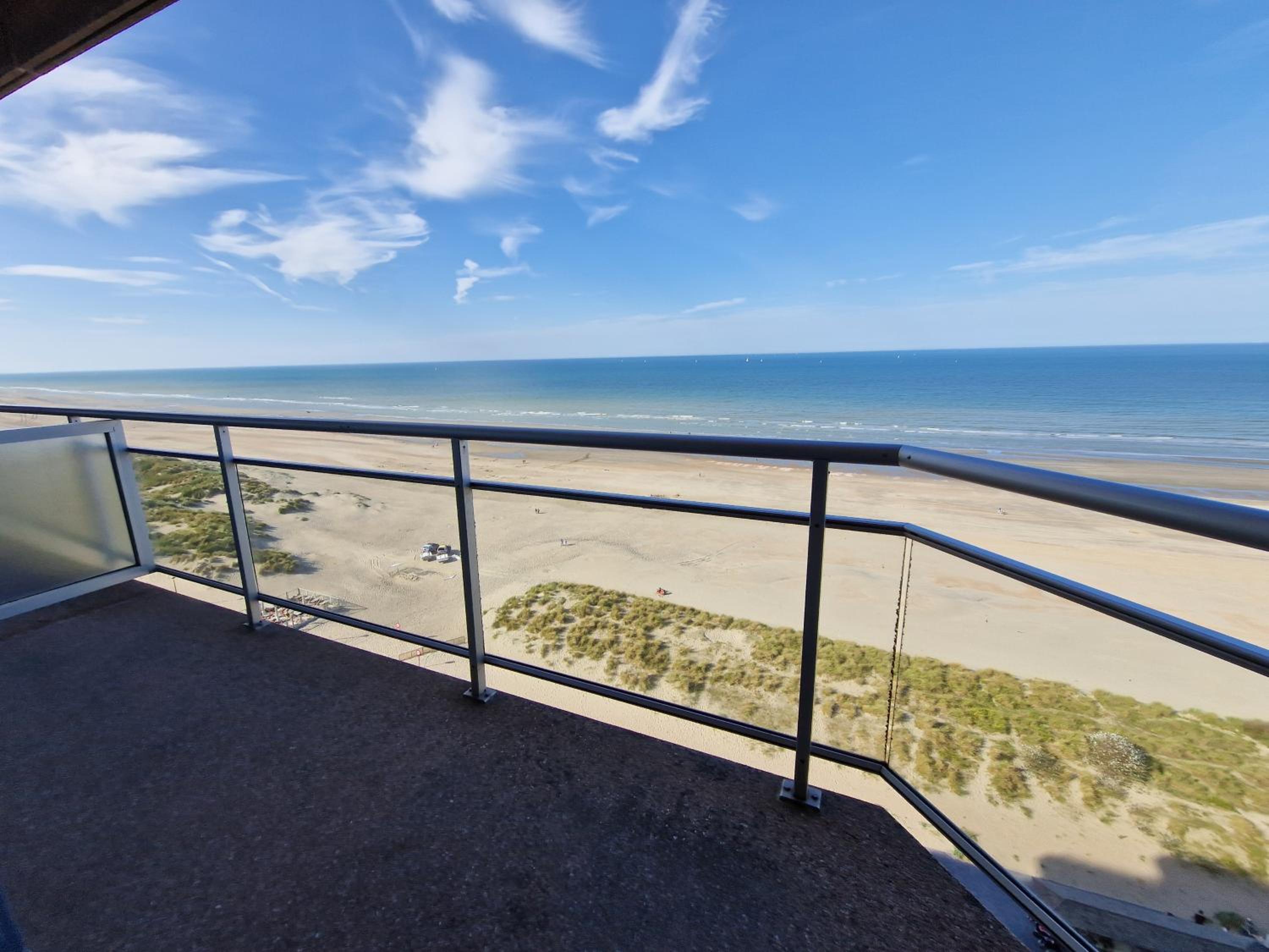 Premium Holidays - Scorpio in front of the sea of Nieuwpoort