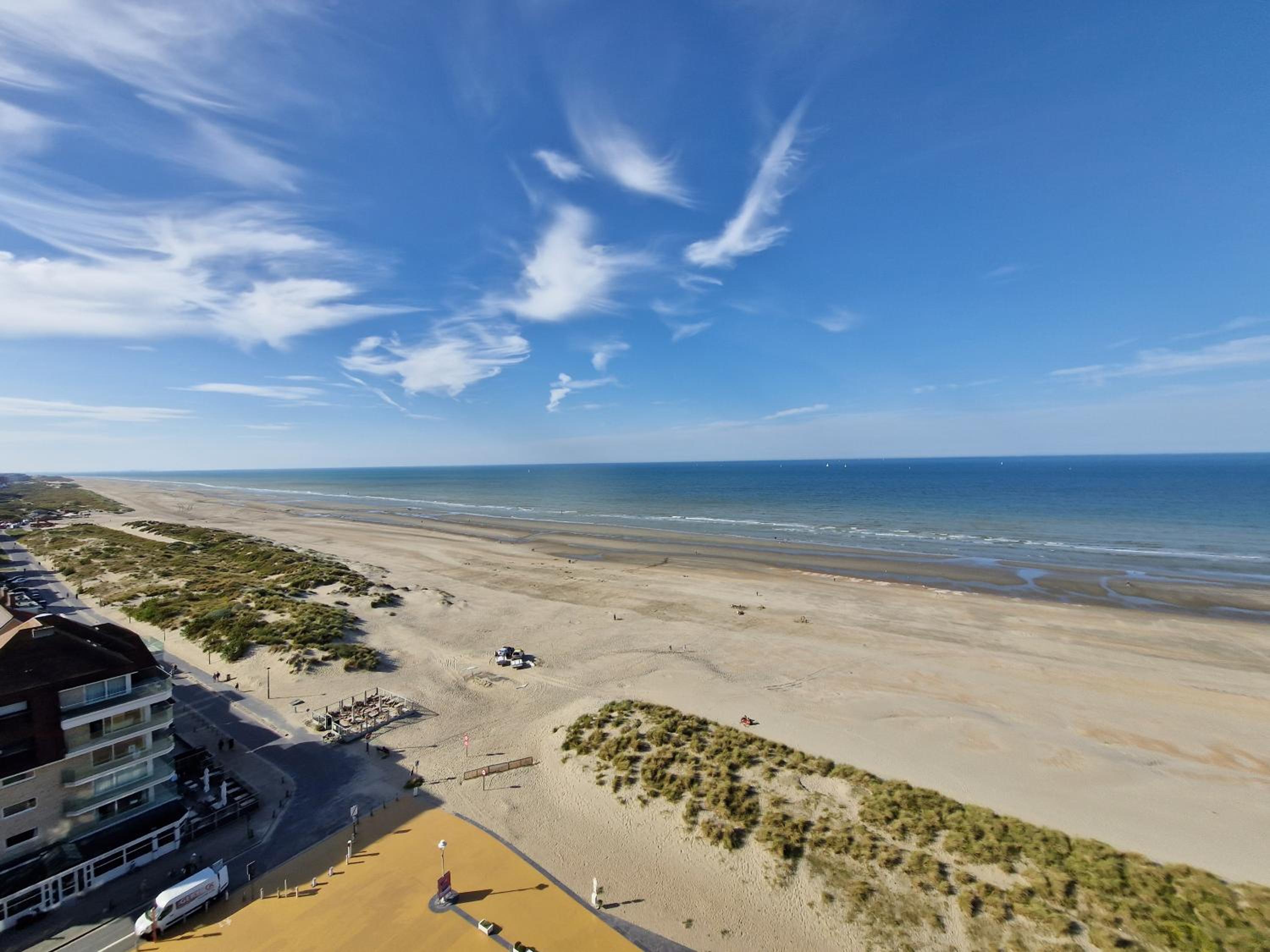 Premium Holidays - Scorpio in front of the sea of Nieuwpoort