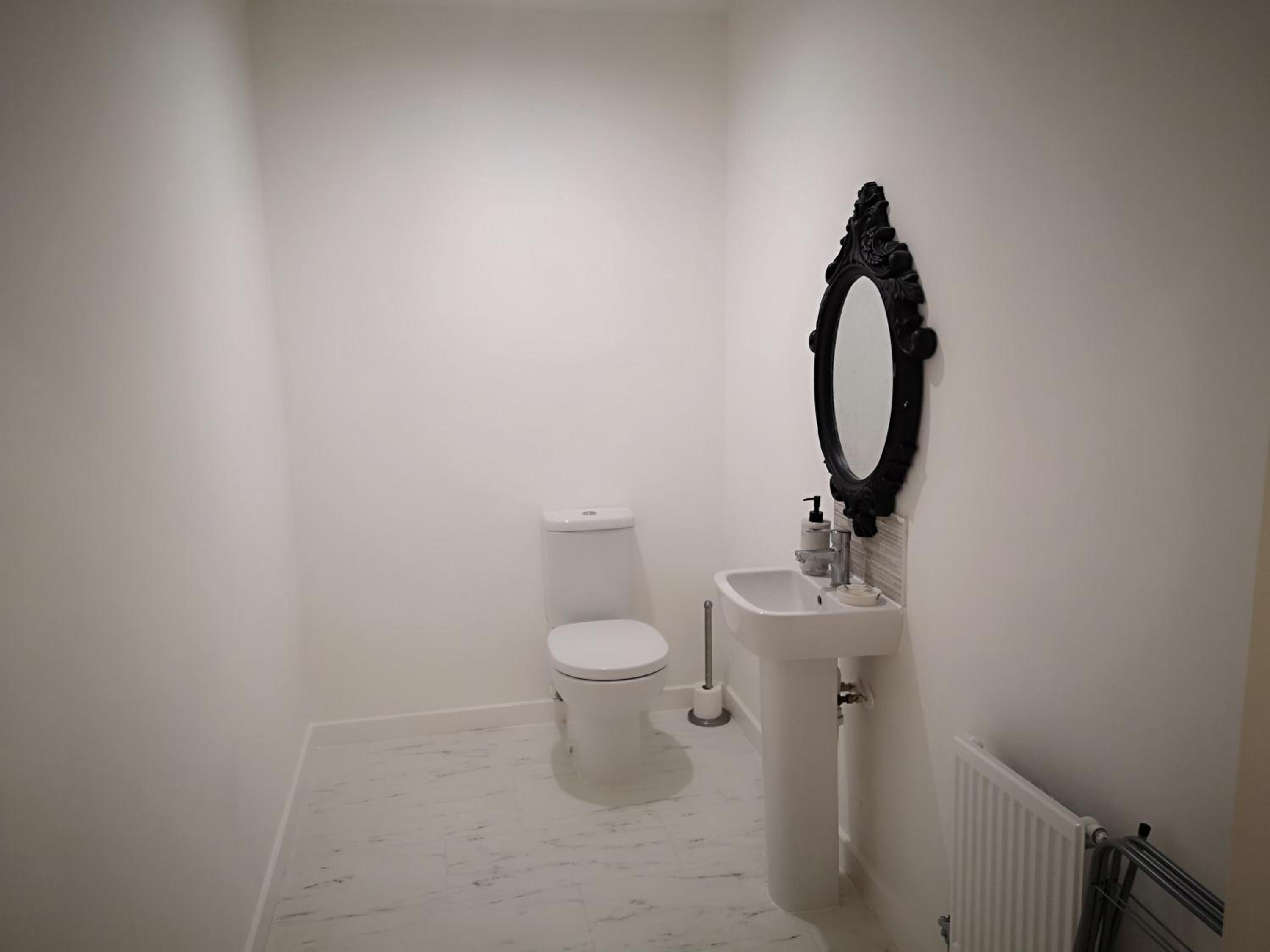 Deluxe 5 bedroom house in Harrow, Parking, 25mins to Central London view 4