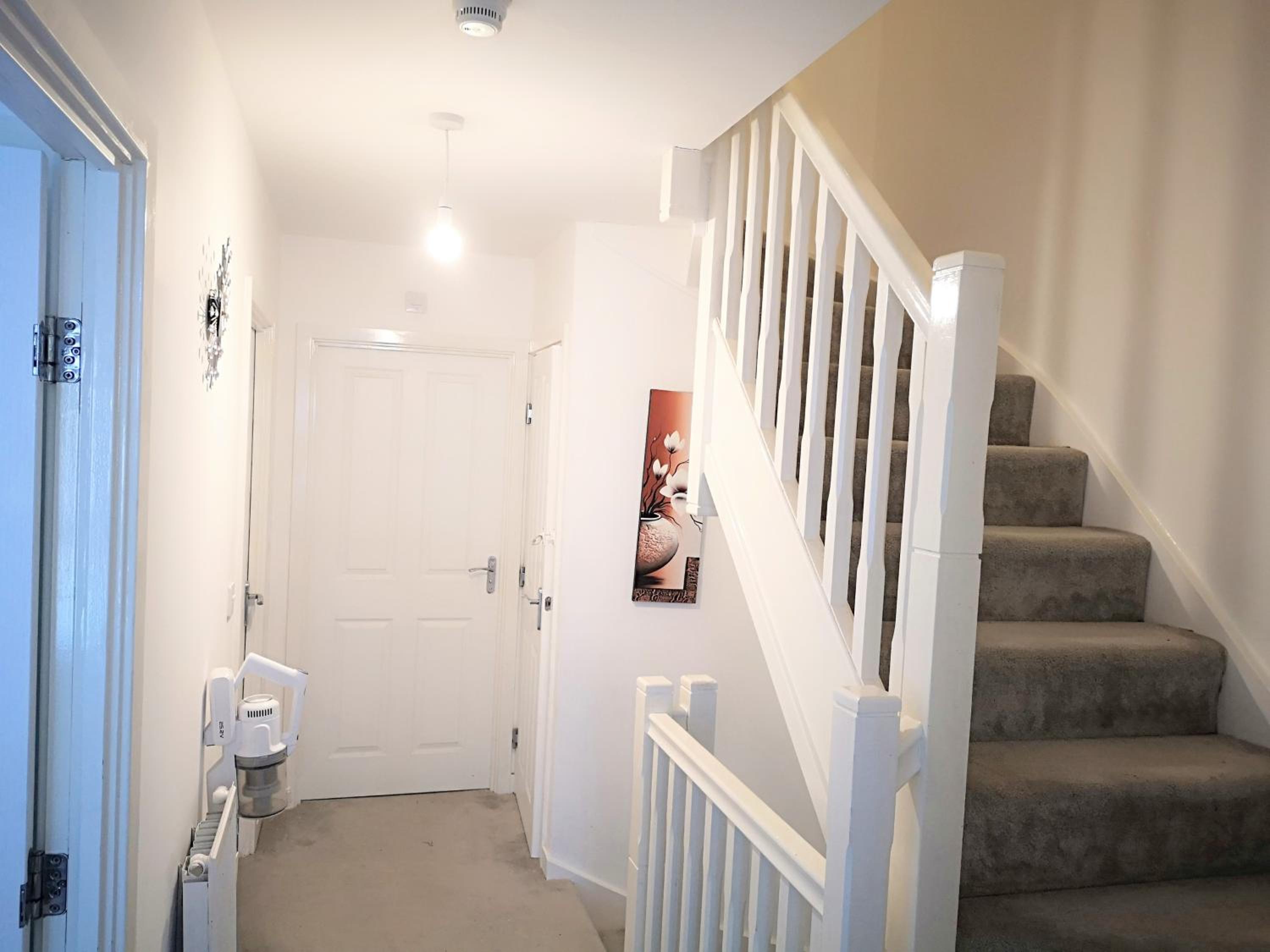 Deluxe 5 bedroom house in Harrow, Parking, 25mins to Central London view 3