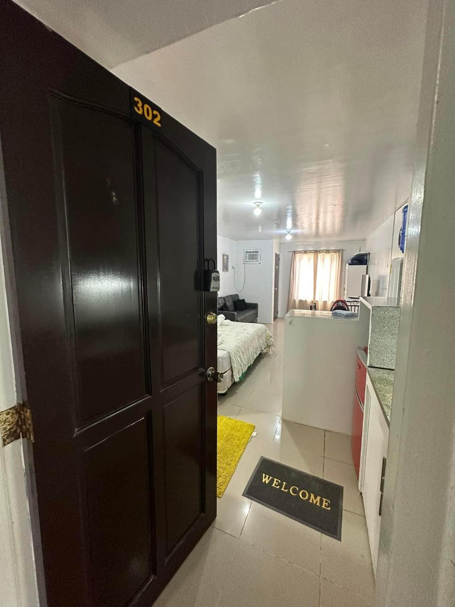 Cebu City Studio Condo Unit-WIFI-A/C-Hot Shower-(U302) view 2