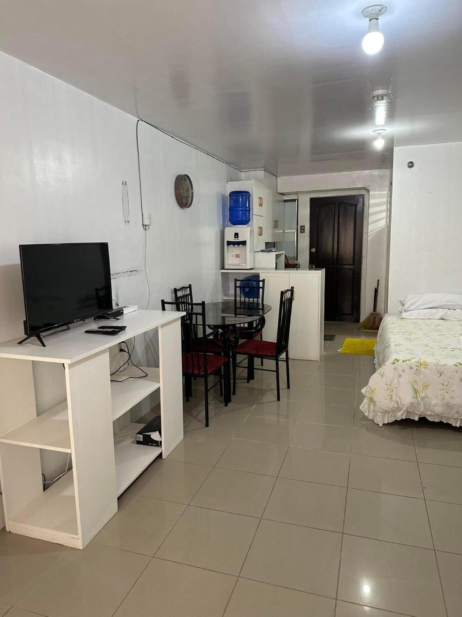 Cebu City Studio Condo Unit-WIFI-A/C-Hot Shower-(U302) view 4