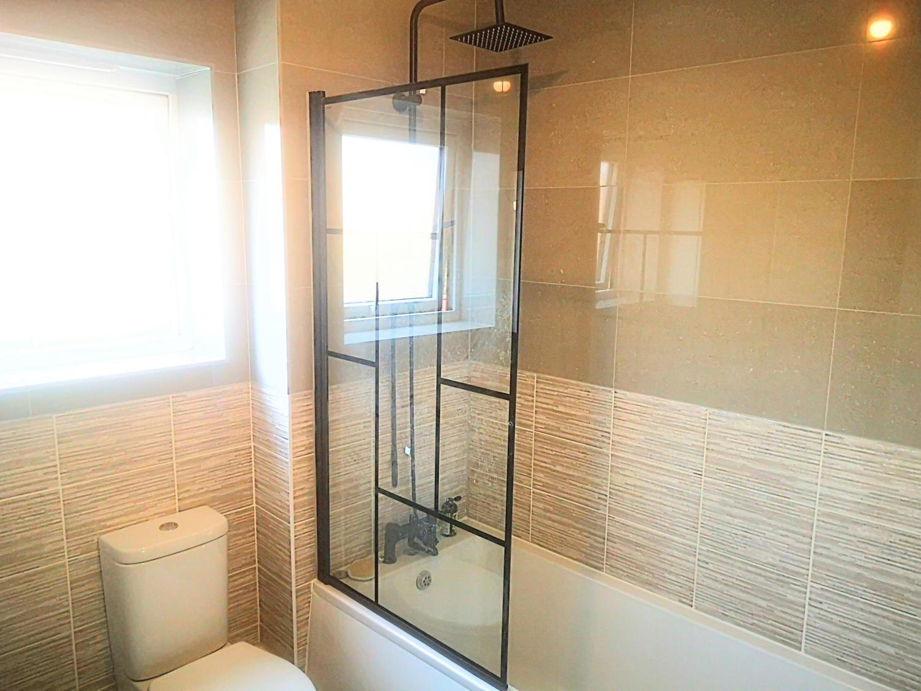 Deluxe 5 bedroom house in Harrow, Parking, 25mins to Central London view 2
