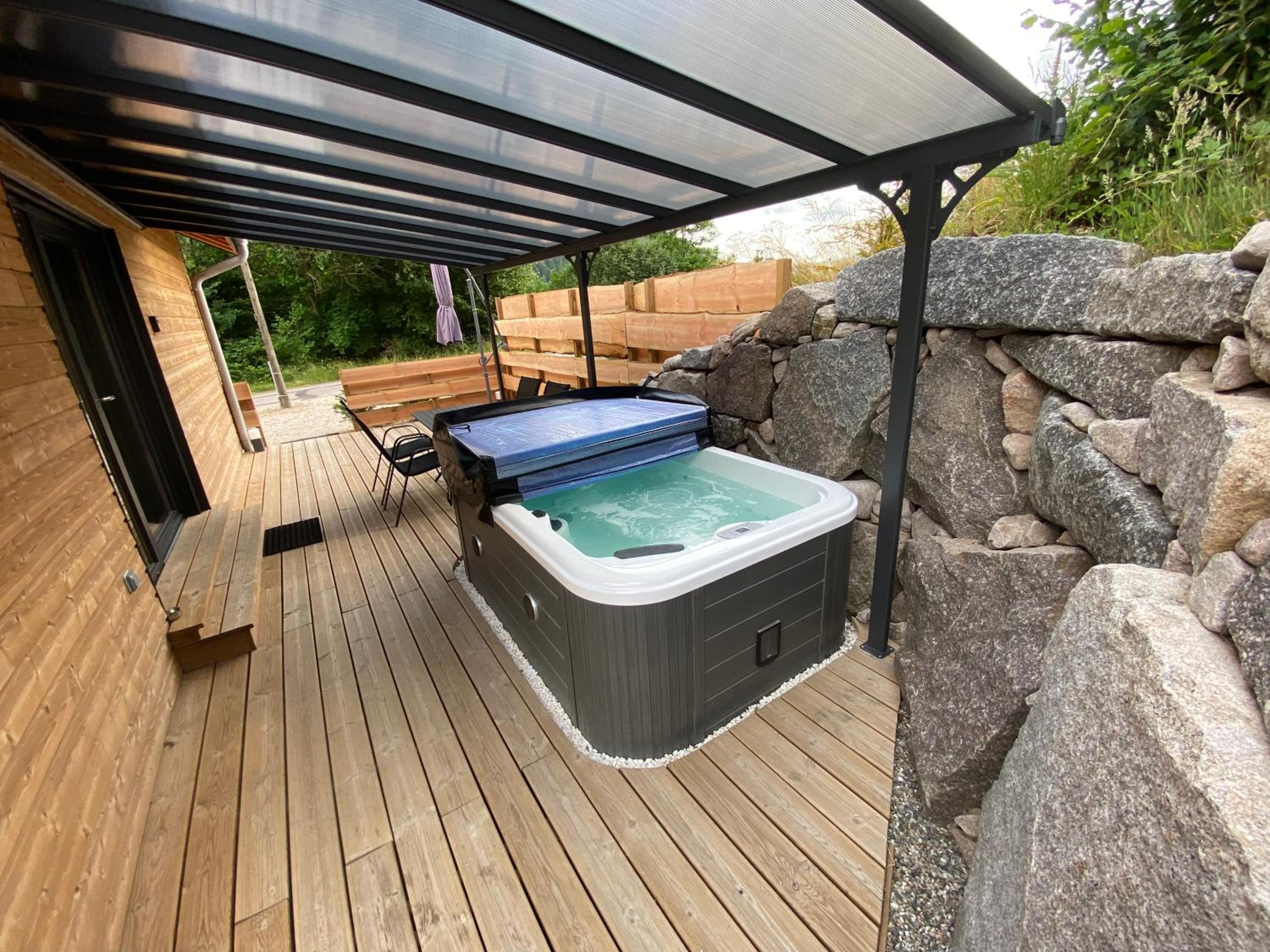 Les Chalets des Capucines & Jacuzzi privatif view 3