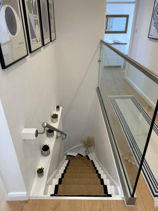 Stylish, Smart & Fun 4 Bed Home