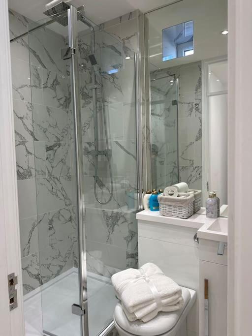 Stylish, Smart & Fun 4 Bed Home