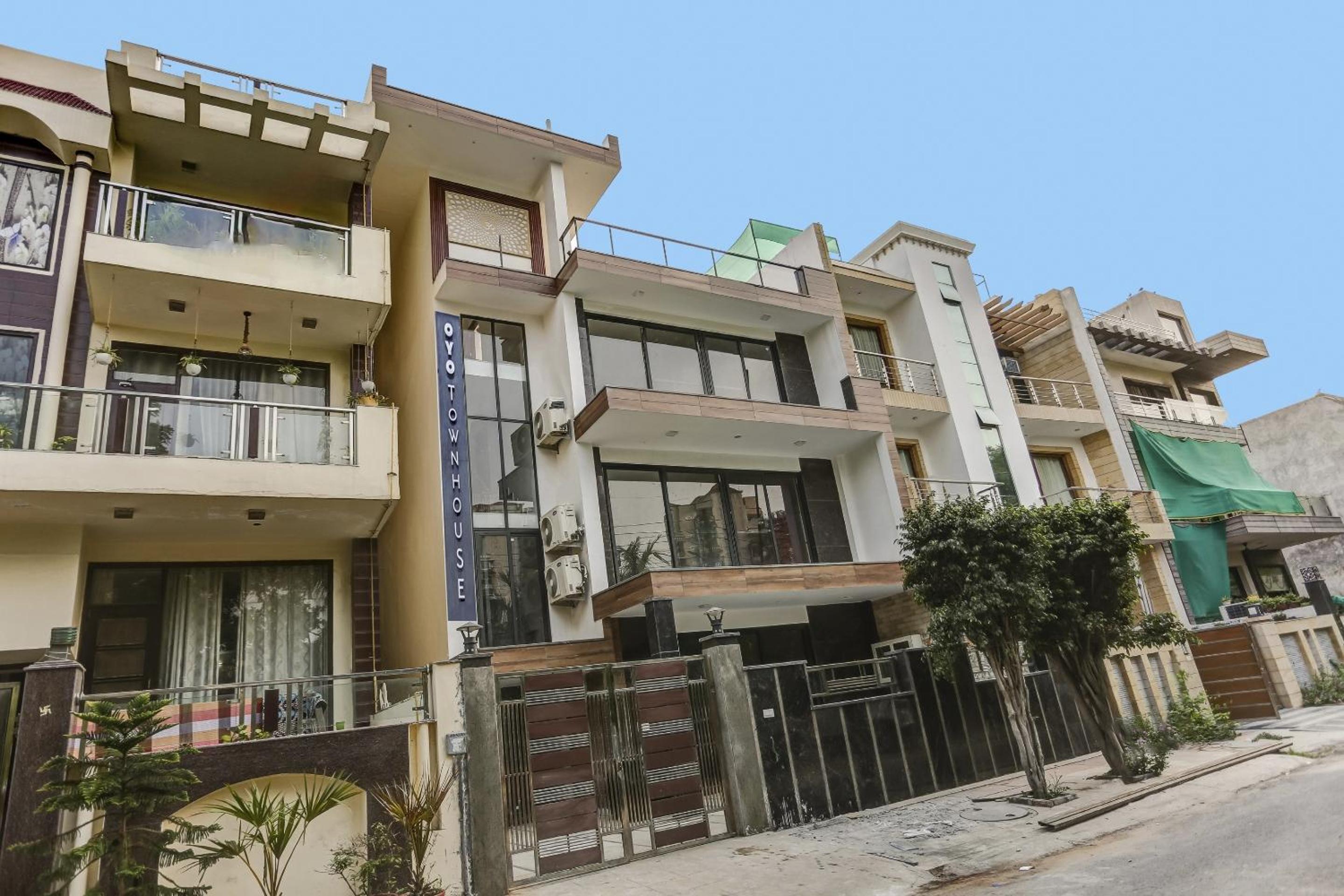 Townhouse Metro Inn Residency Near ISKCON Temple Noida view 3