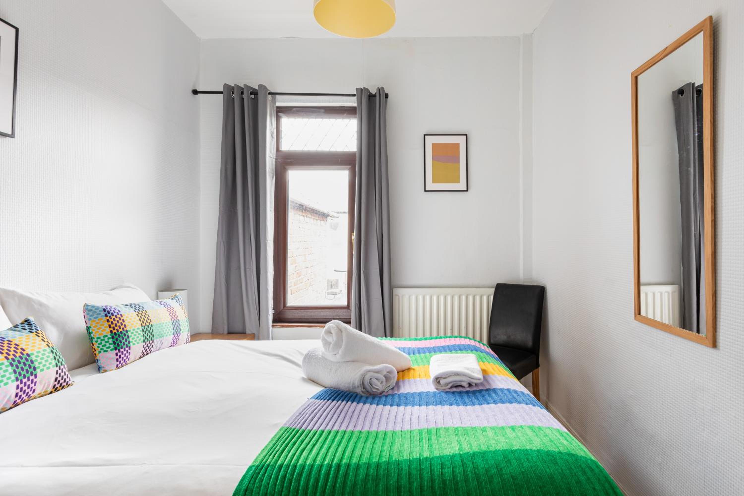 Belfast City - 3 Bedroom Cosy Home - Walking Distance to City view 5