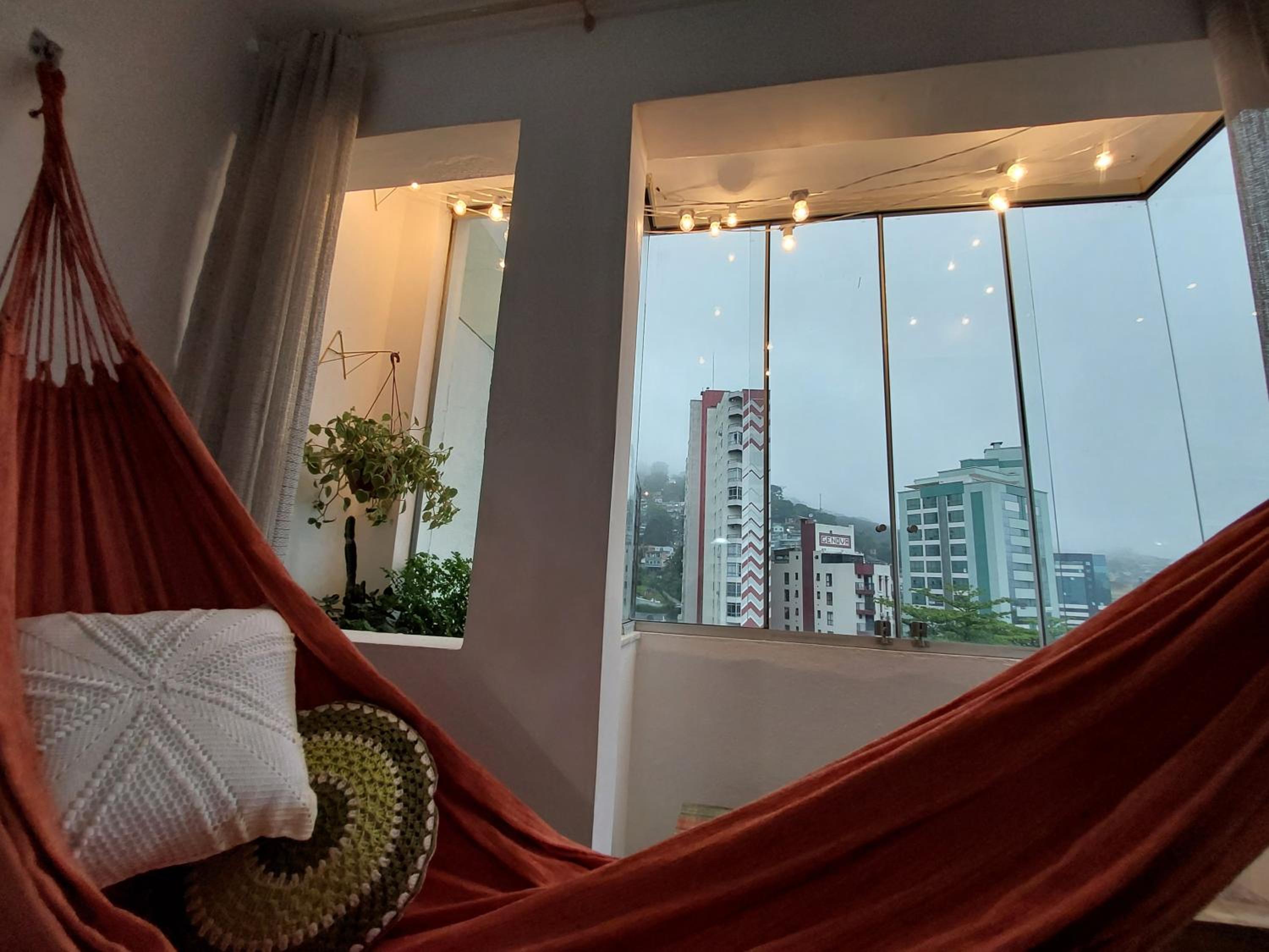 Melhor custo benefício no centro 4 pessoas, 2Q, ar, garagem, cozinha completa
