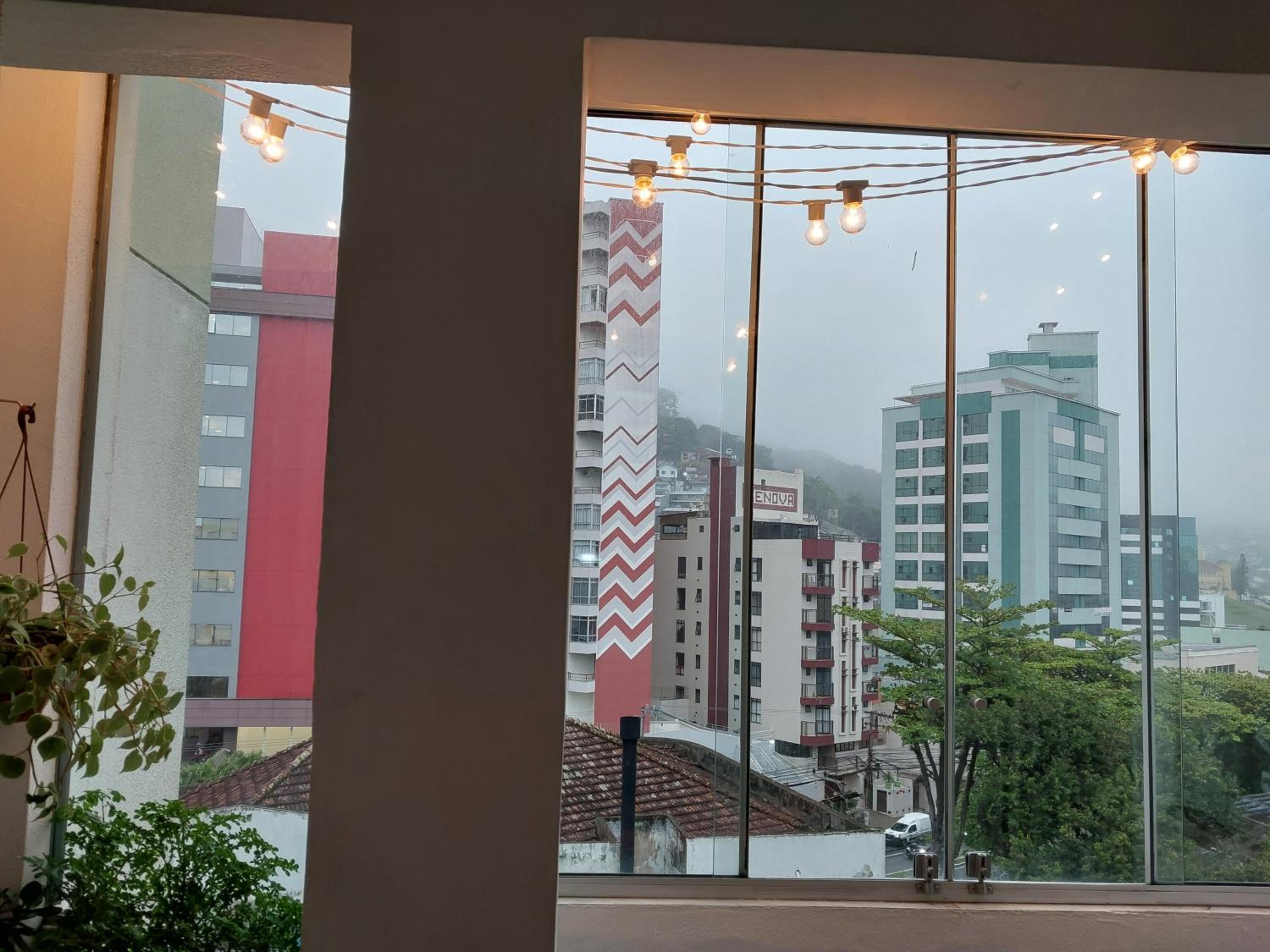 Melhor custo benefício no centro 4 pessoas, 2Q, ar, garagem, cozinha completa