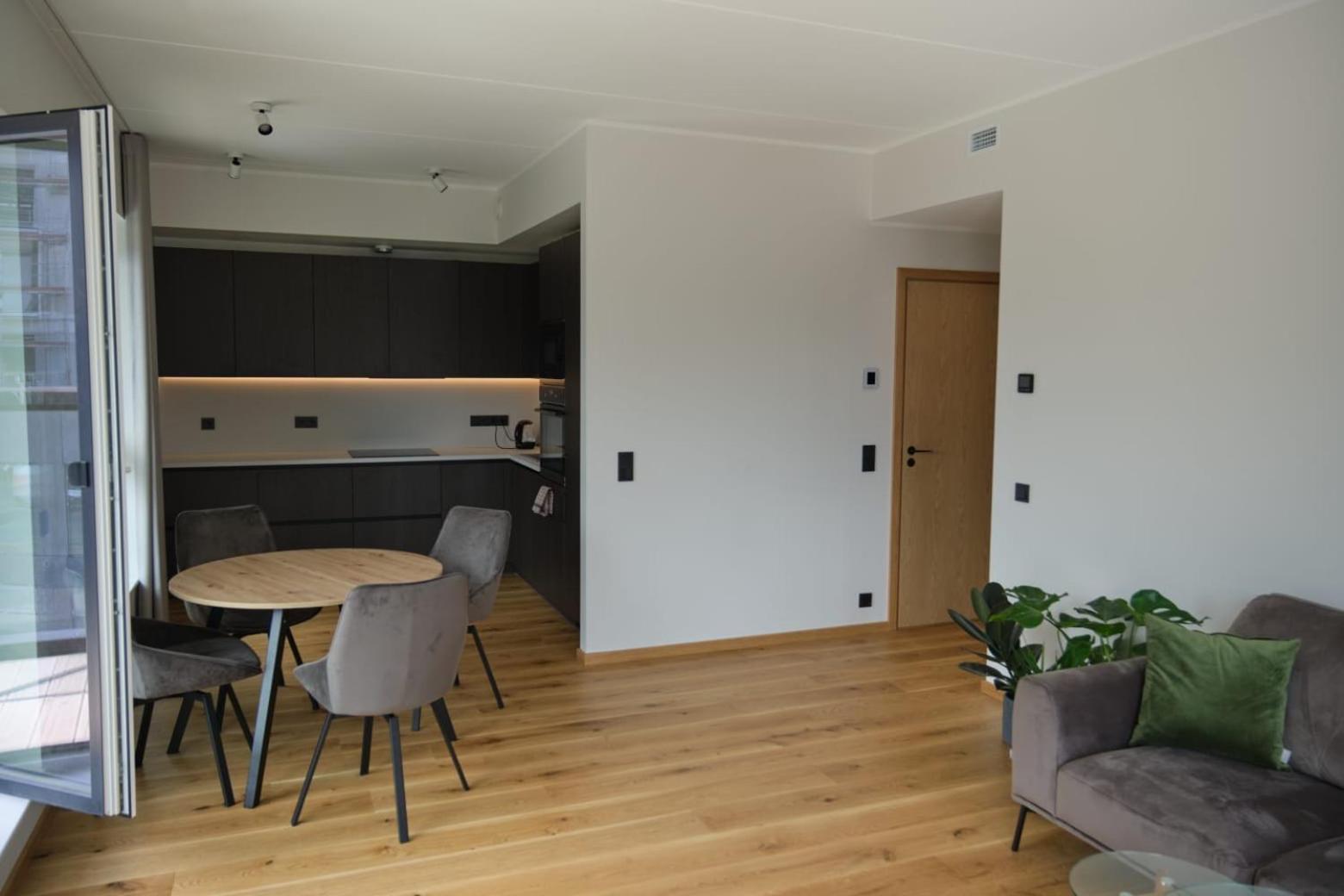 Bright & Cozy Apartment, Terrace, Free Parking