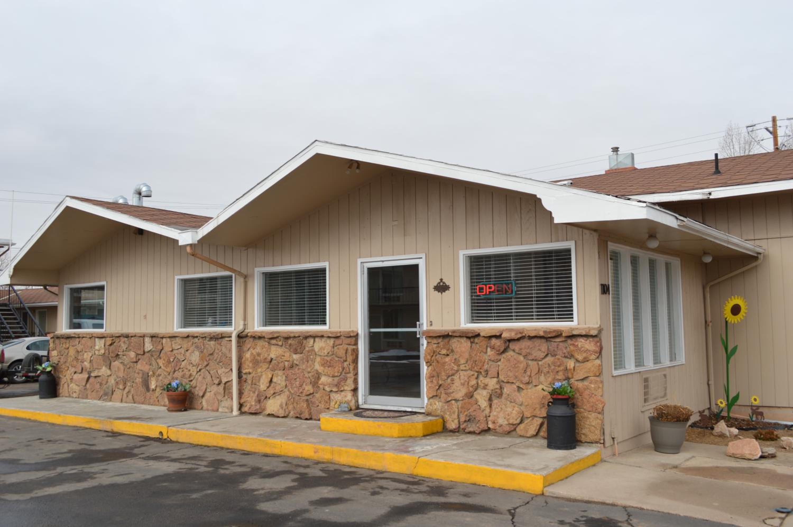 Laramie Vacations - Laramie Valley Inn - Property Image 2