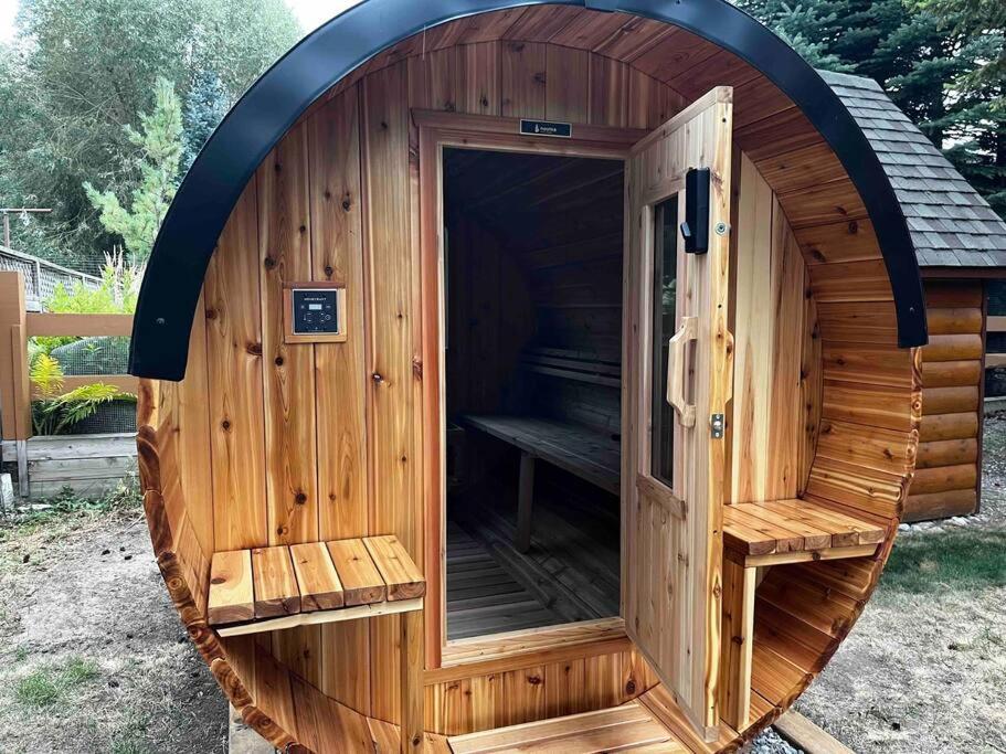 Pine Cone Cabin by StayIn