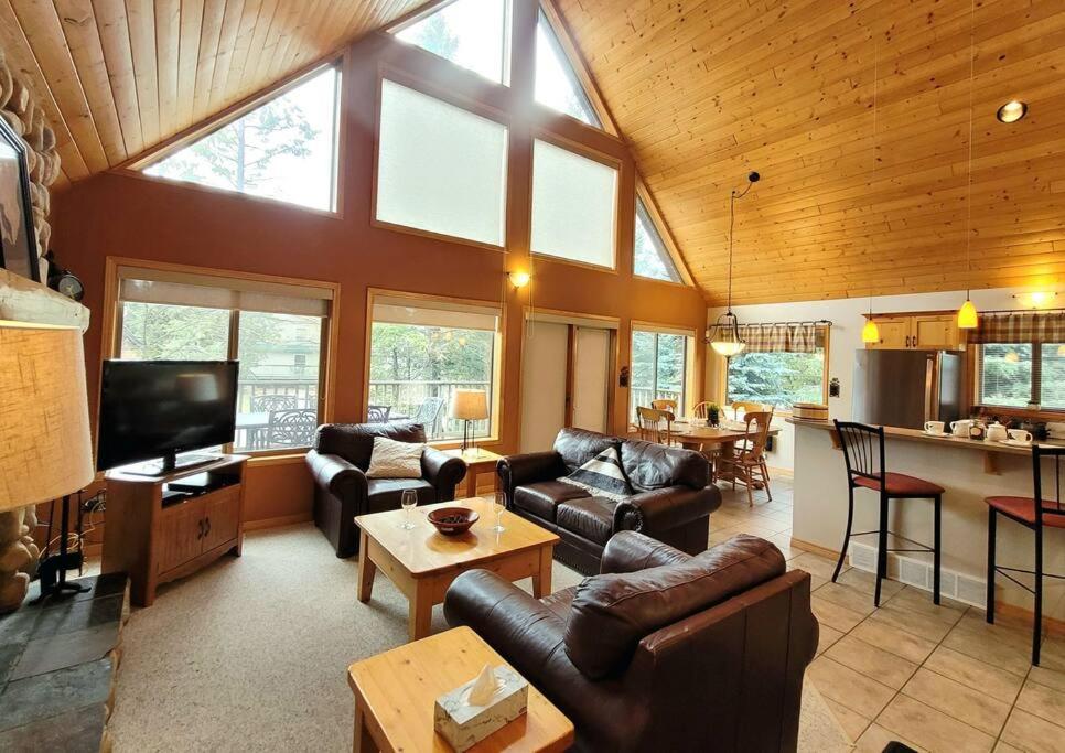 Pine Cone Cabin by StayIn
