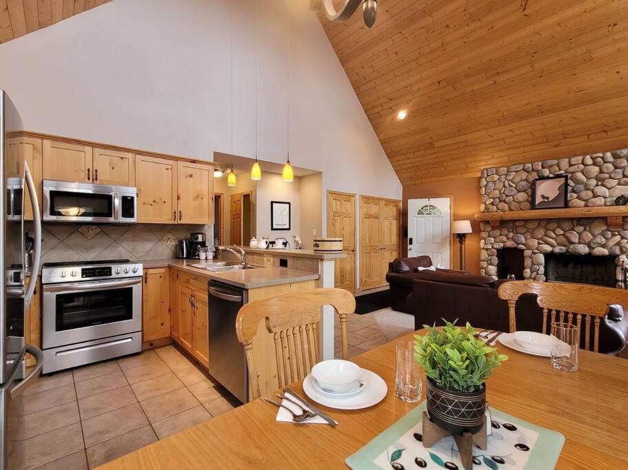 Pine Cone Cabin by StayIn