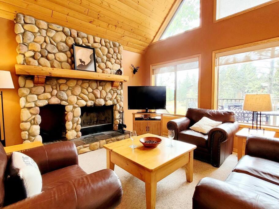 Pine Cone Cabin by StayIn