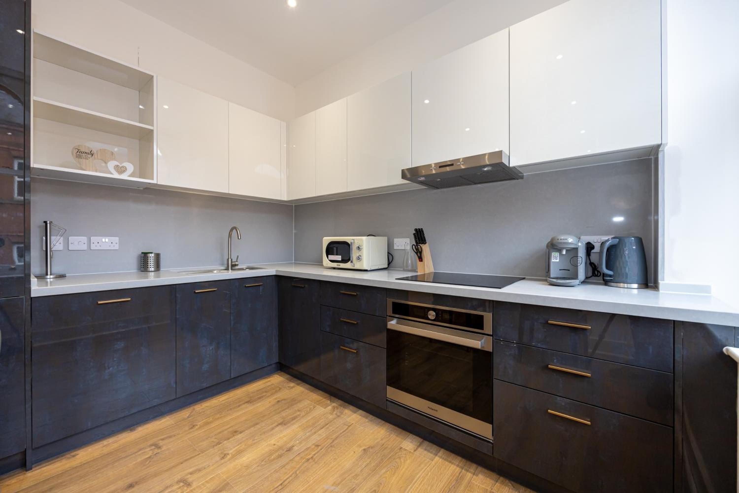 Superb 2BD apartment in China Town view 4