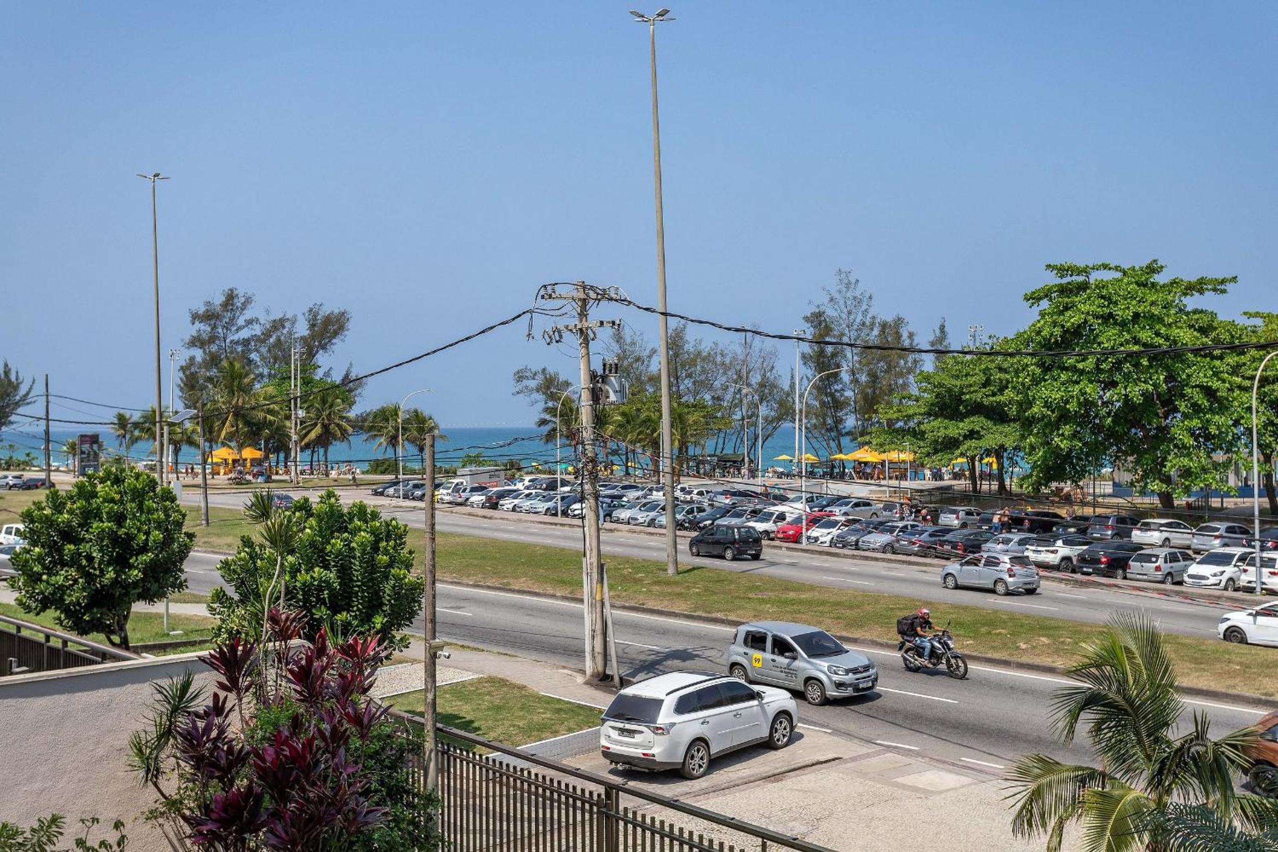 2 SUÍTES Vista MAR Praia do Recreio e Pedra do Pontal - Condomínio com Estacionamento e Portaria 24h - Cozinha Completa, Wi-Fi e Ar Condicionado