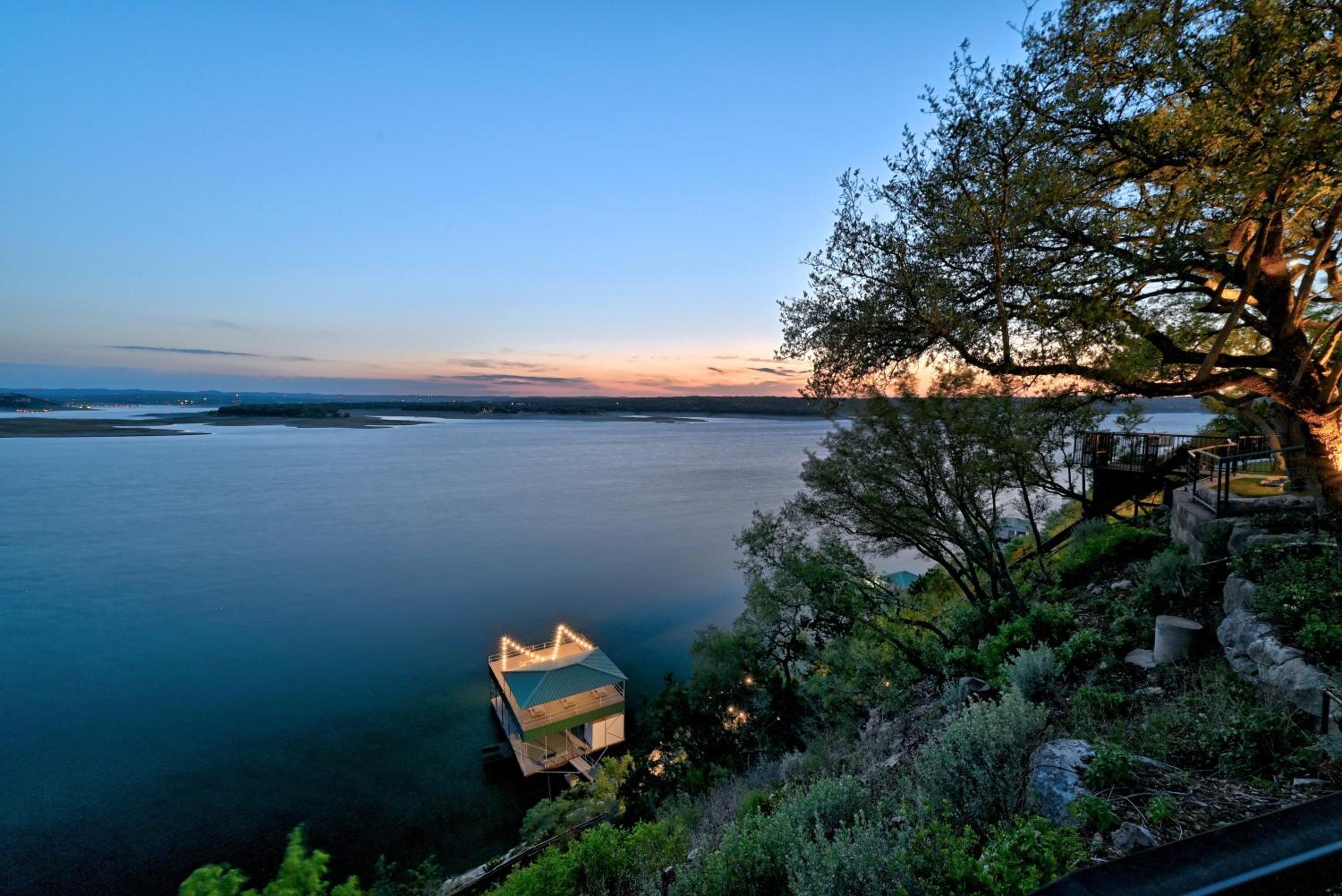 AustinTeton's Sunset Cliff Resort on Lake Travis - PRIVATE WEDDING, EVENT, HEATED POOL, BOAT DOCK