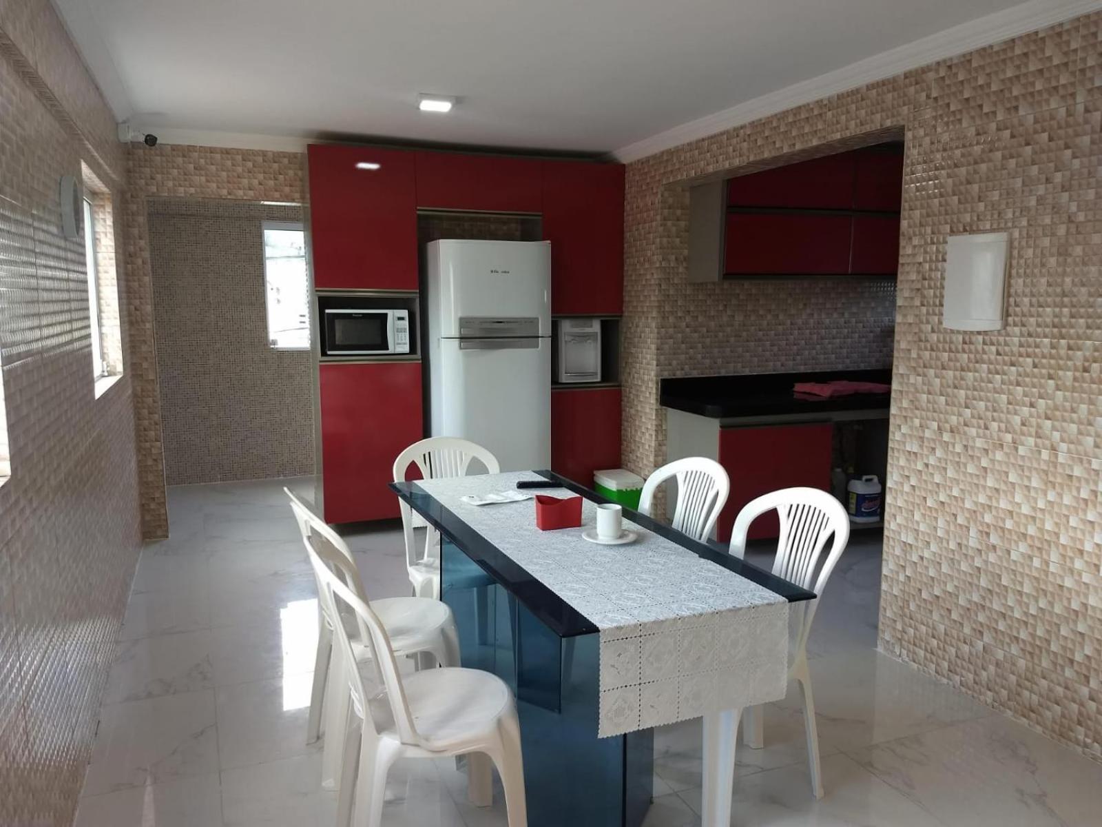 CASA COM PISCINA À BEIRA MAR.