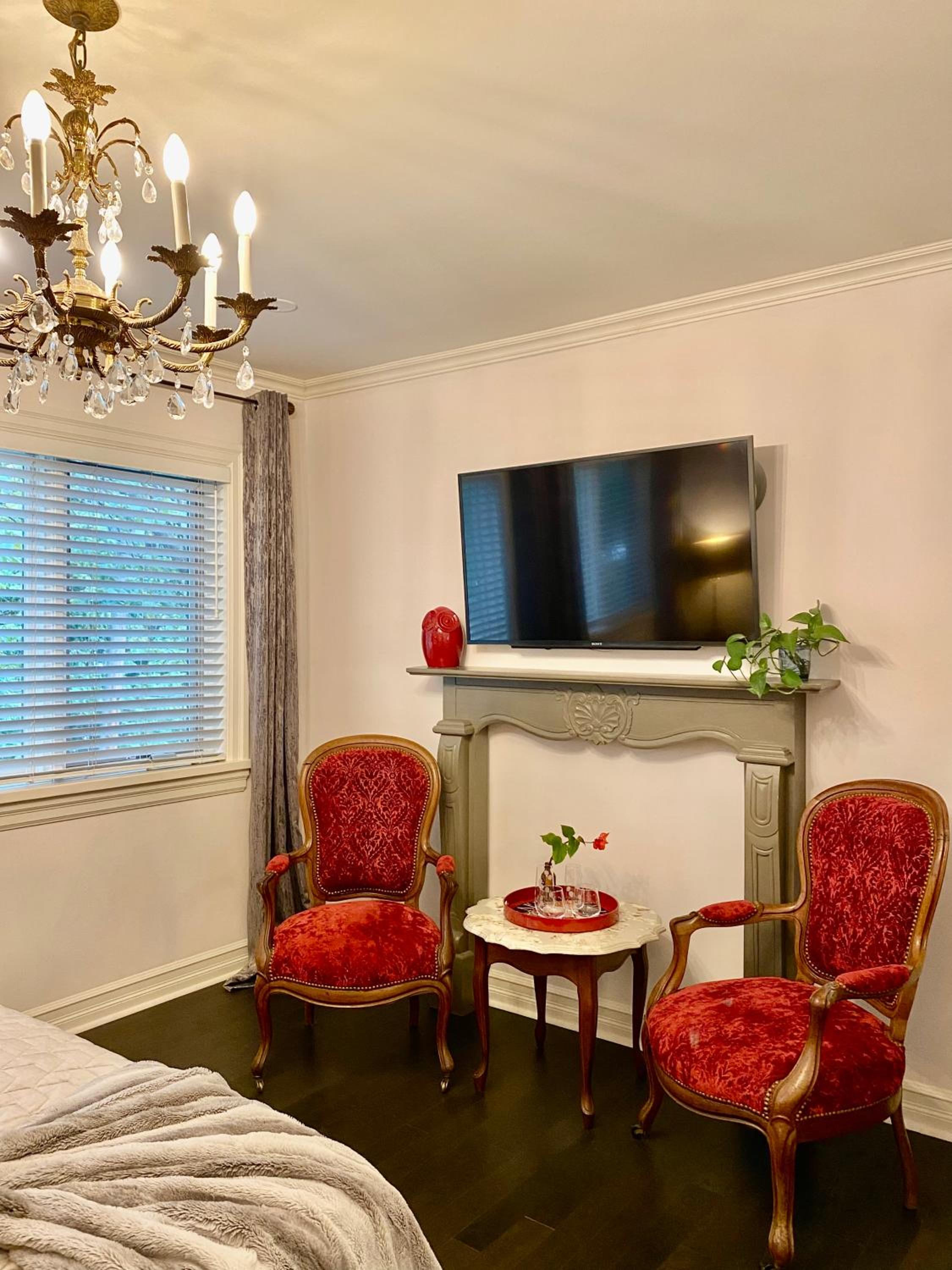Downtown Luxury Victorian Retreat - Image 5