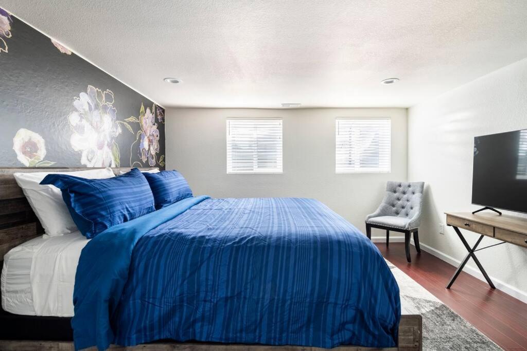 Blueberry 3BR house with private entrance & Hottub view 3