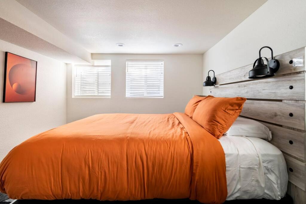 Blueberry 3BR house with private entrance & Hottub view 4
