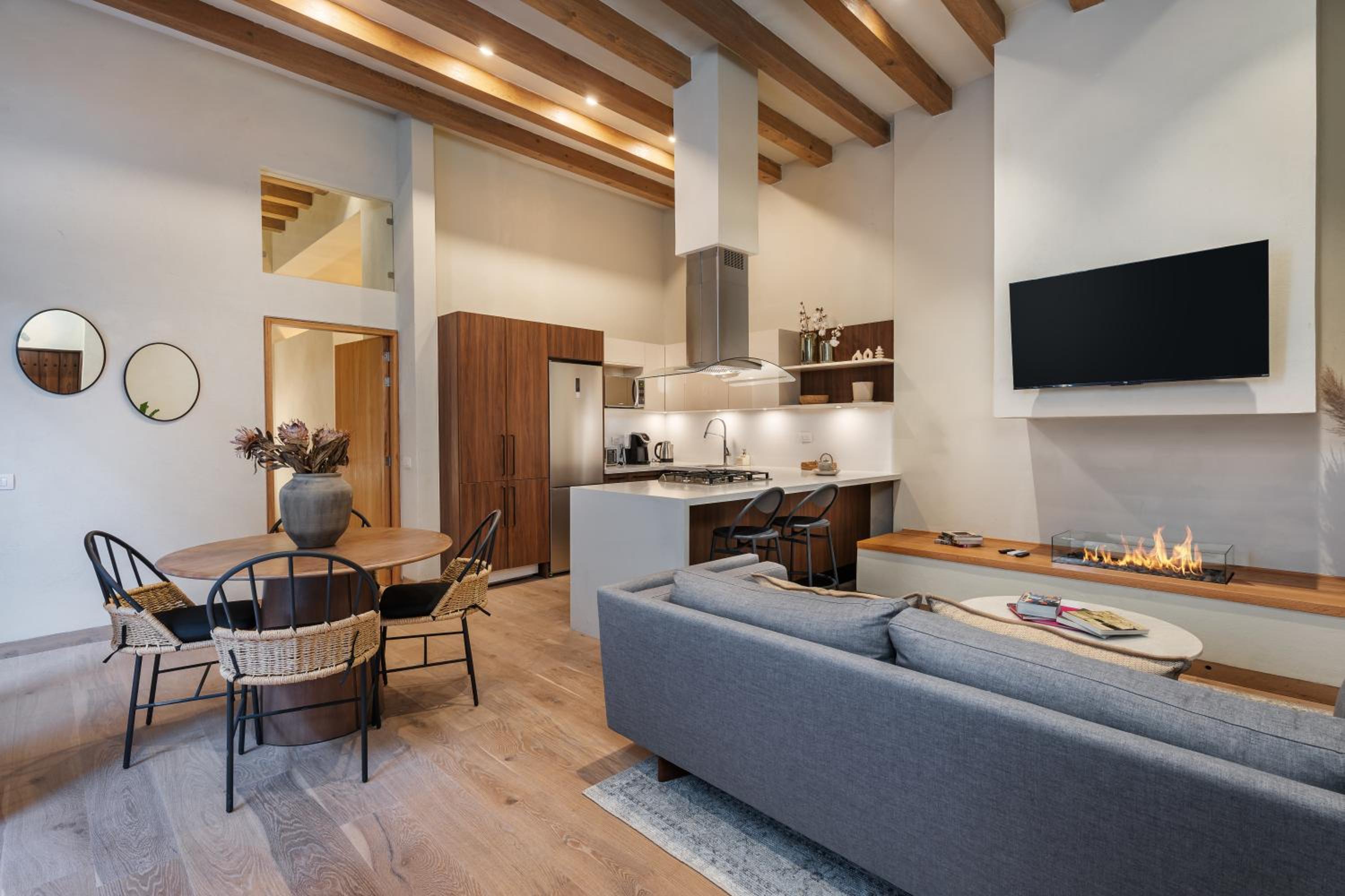 Le Cottage San Miguel de Allende, Modern Luxury in Centro with Pool & Jacuzzi