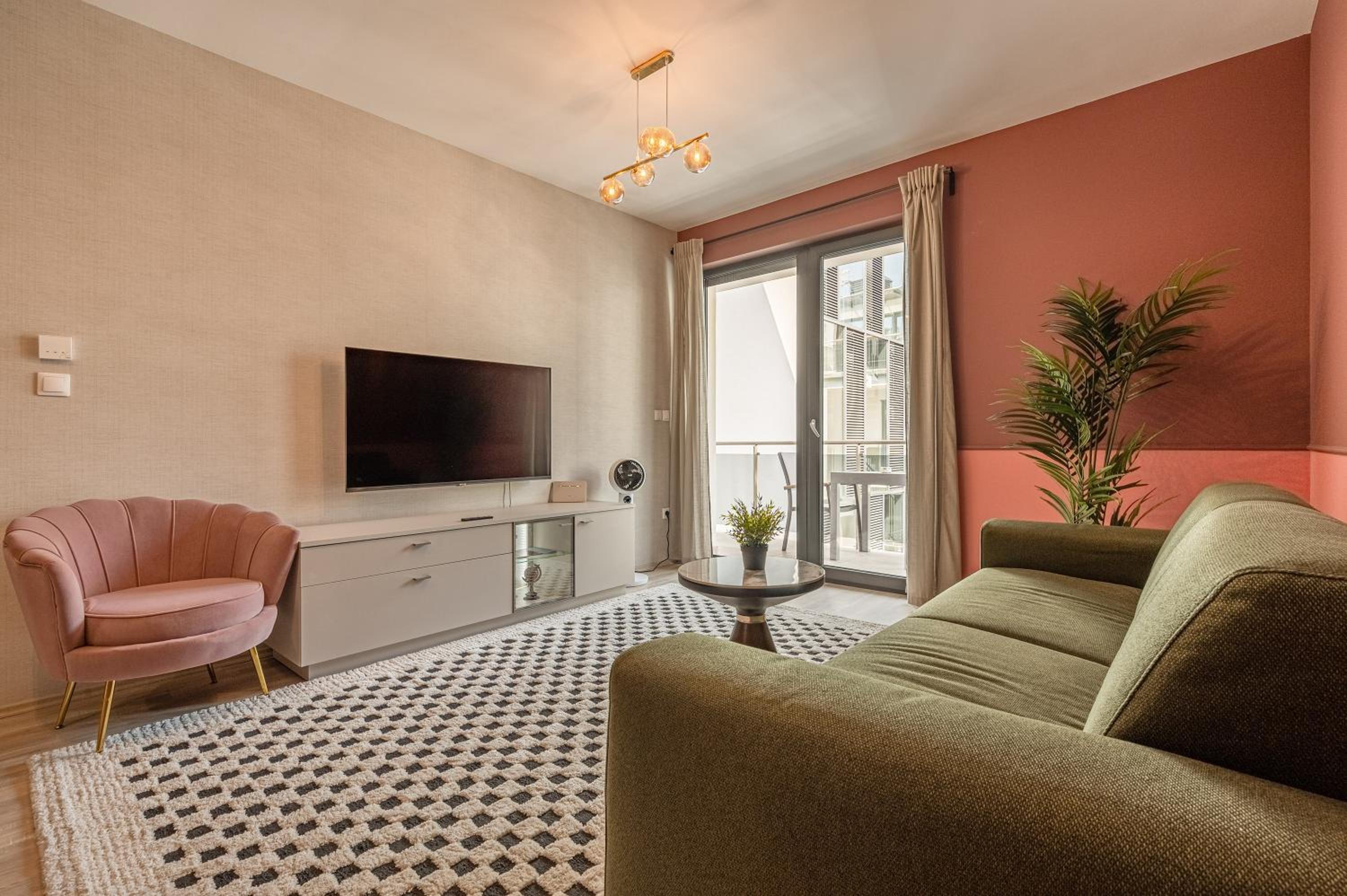 Luxury condo w balcony next to Andrassy road view 4