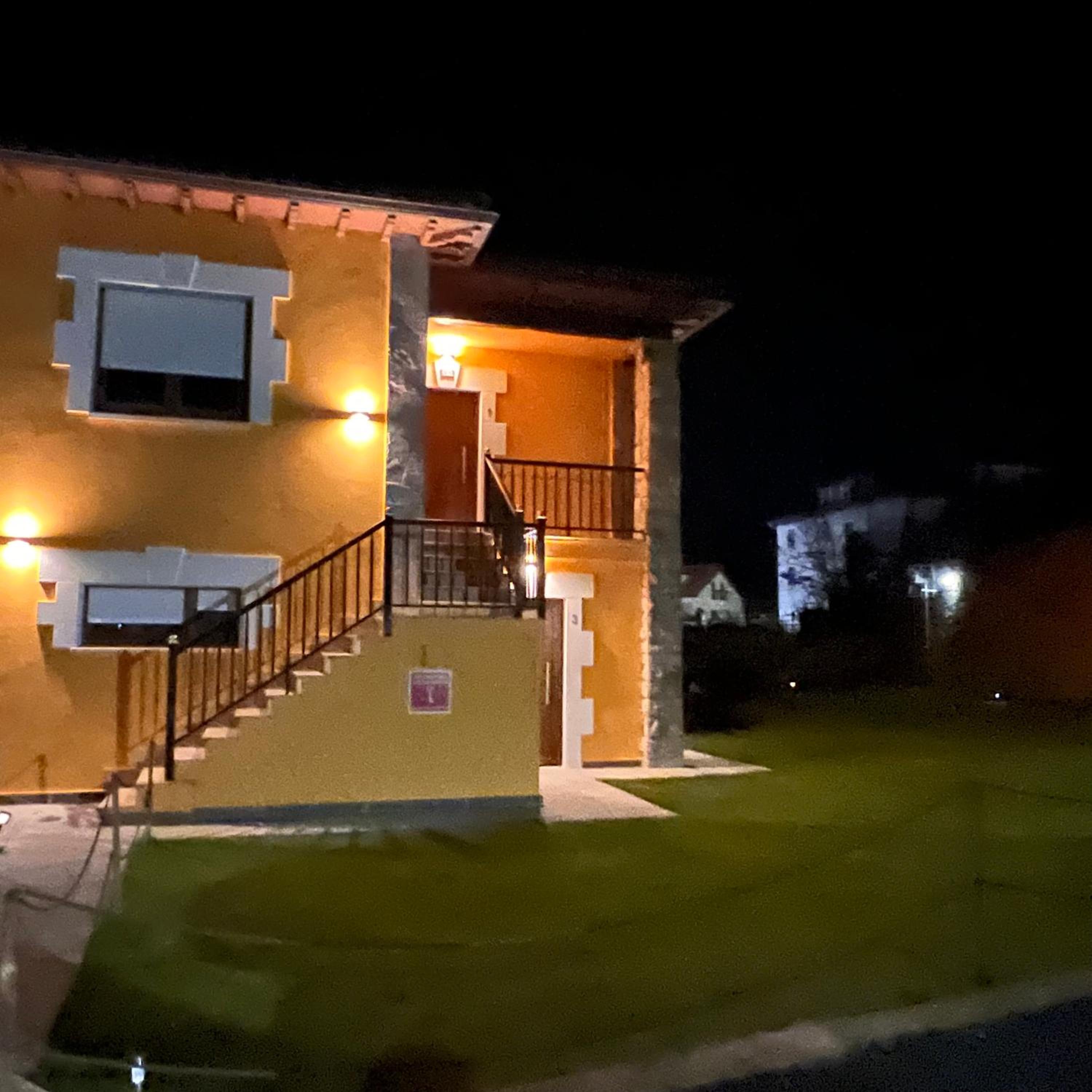 APARTAMENTOS EL ROJU